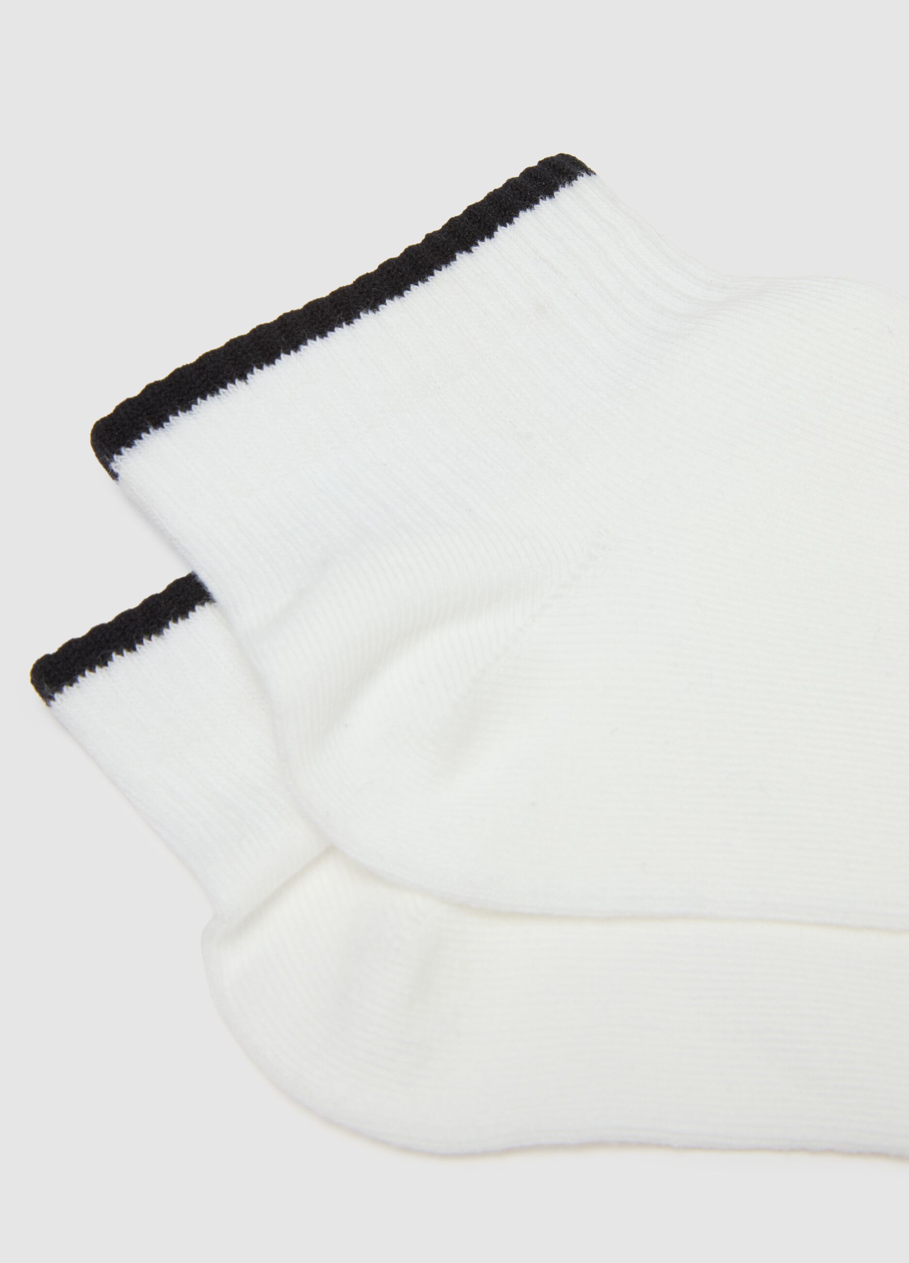 Two-pack of white ankle sports socks in cotton blend with stripes