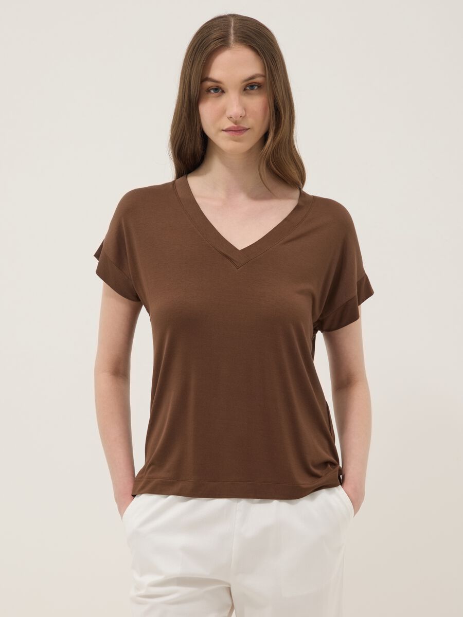 Brown stretch viscose V-neck T-shirt_0