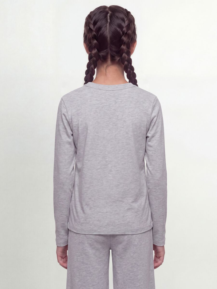 T-shirt grigia in cotone organico e viscosa elasticizzato con collo a costine per ragazza_3