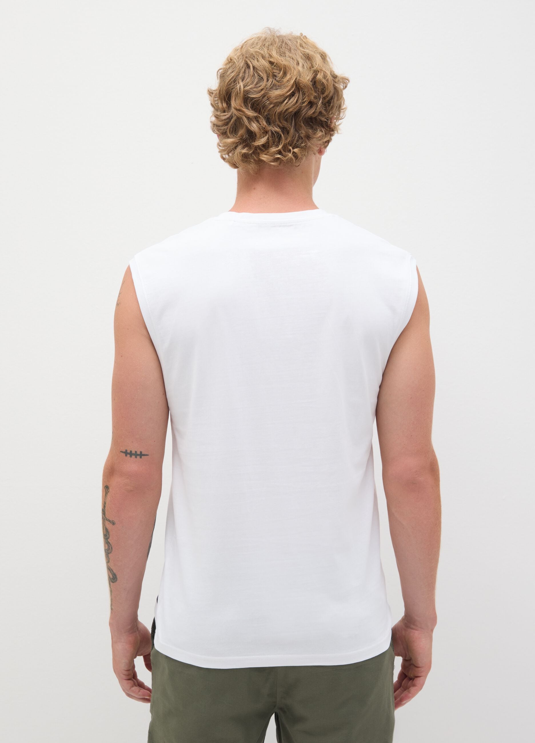 Men&rsquo;s white regular-fit vest top in 100% cotton with embroidery
