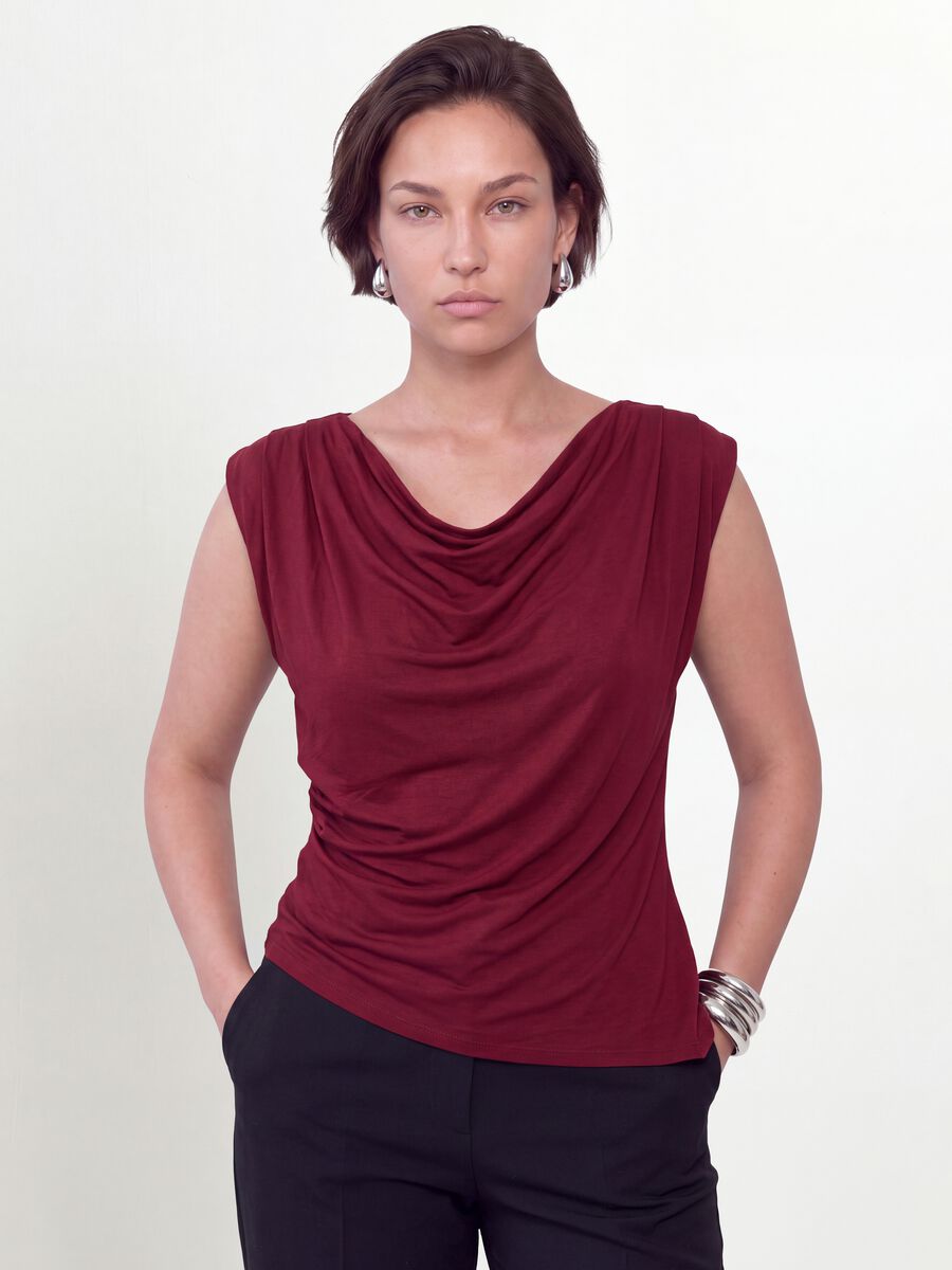 T-shirt rossa in viscosa elasticizzata con scollo drappeggiato_0