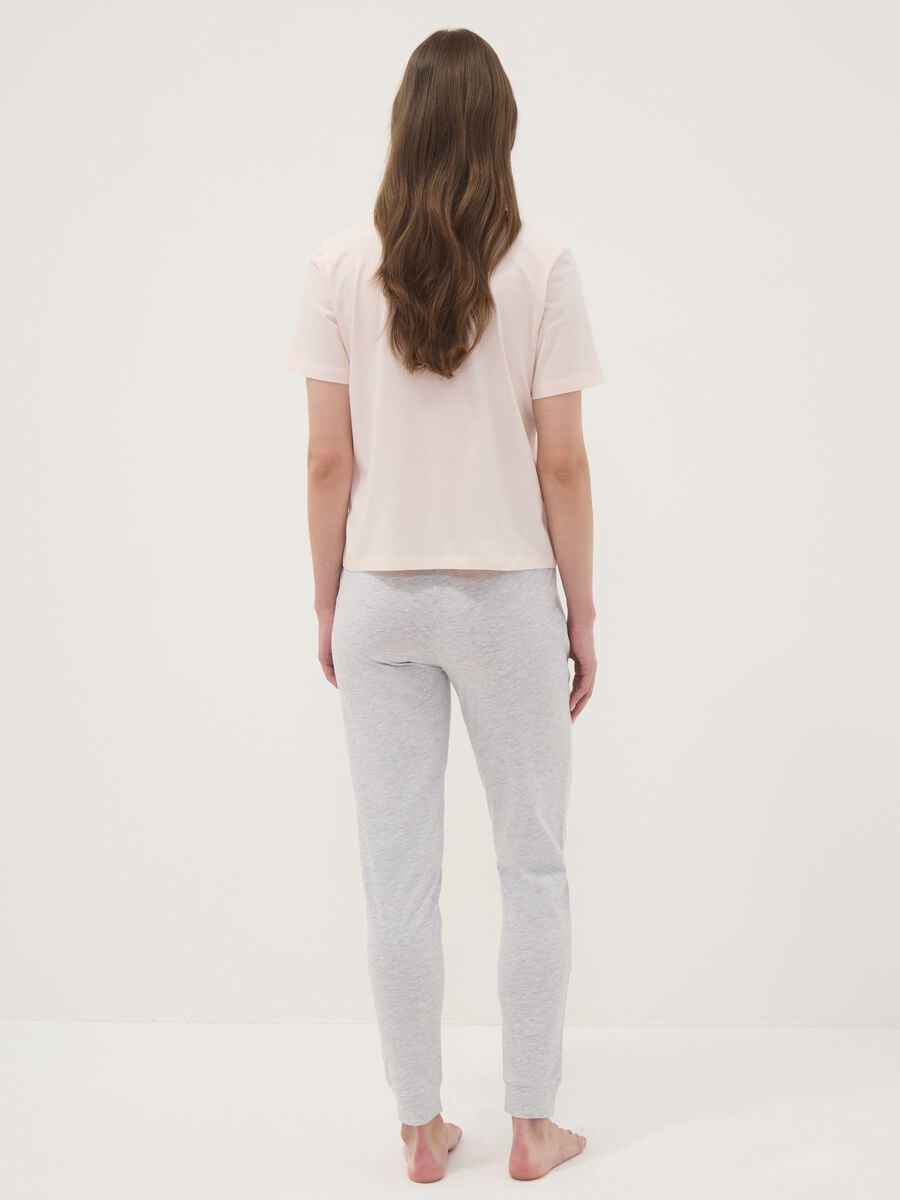 Pigiama rosa in puro cotone organico con pantaloni grigi regular fit_3