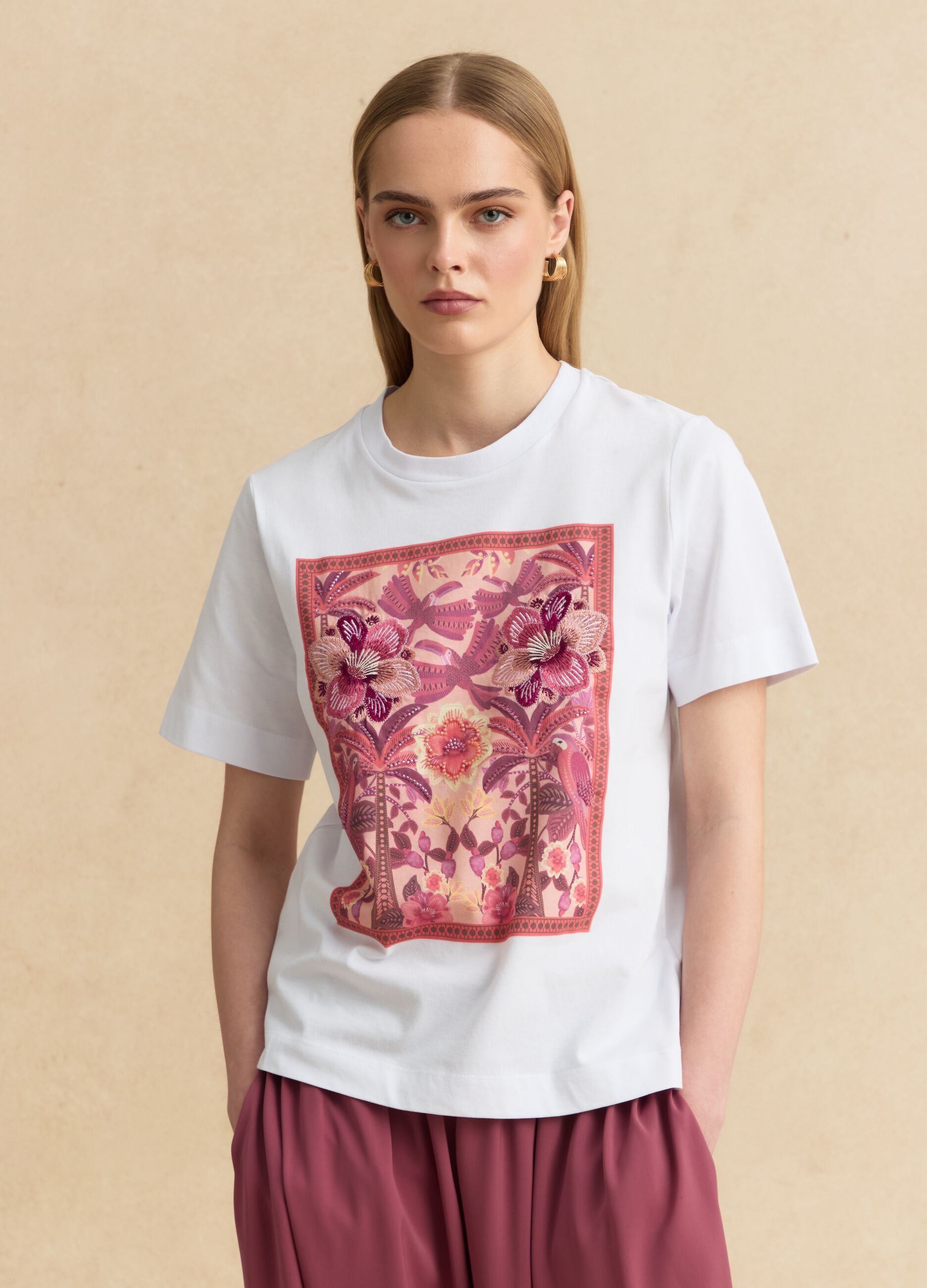 T-shirt bianca in puro cotone con stampa ricamata floreale