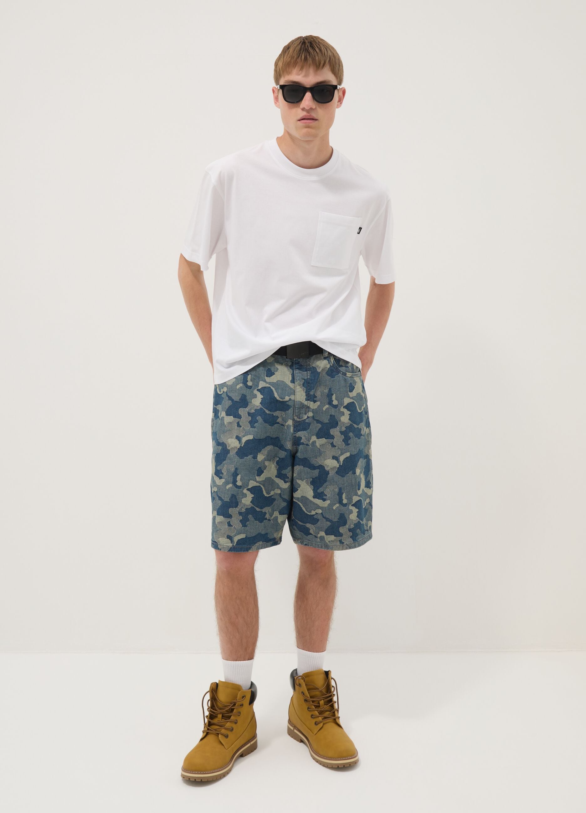 White pure cotton T-shirt with chest pocket, regular fit
