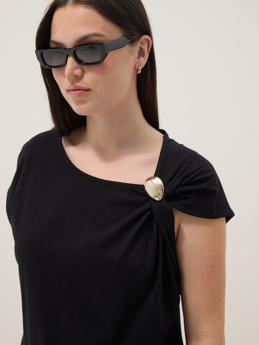 Black pure cotton T-shirt with draping and brooch_1