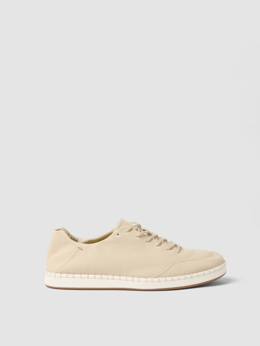 Beige lace-up trainers with visible stitching_0