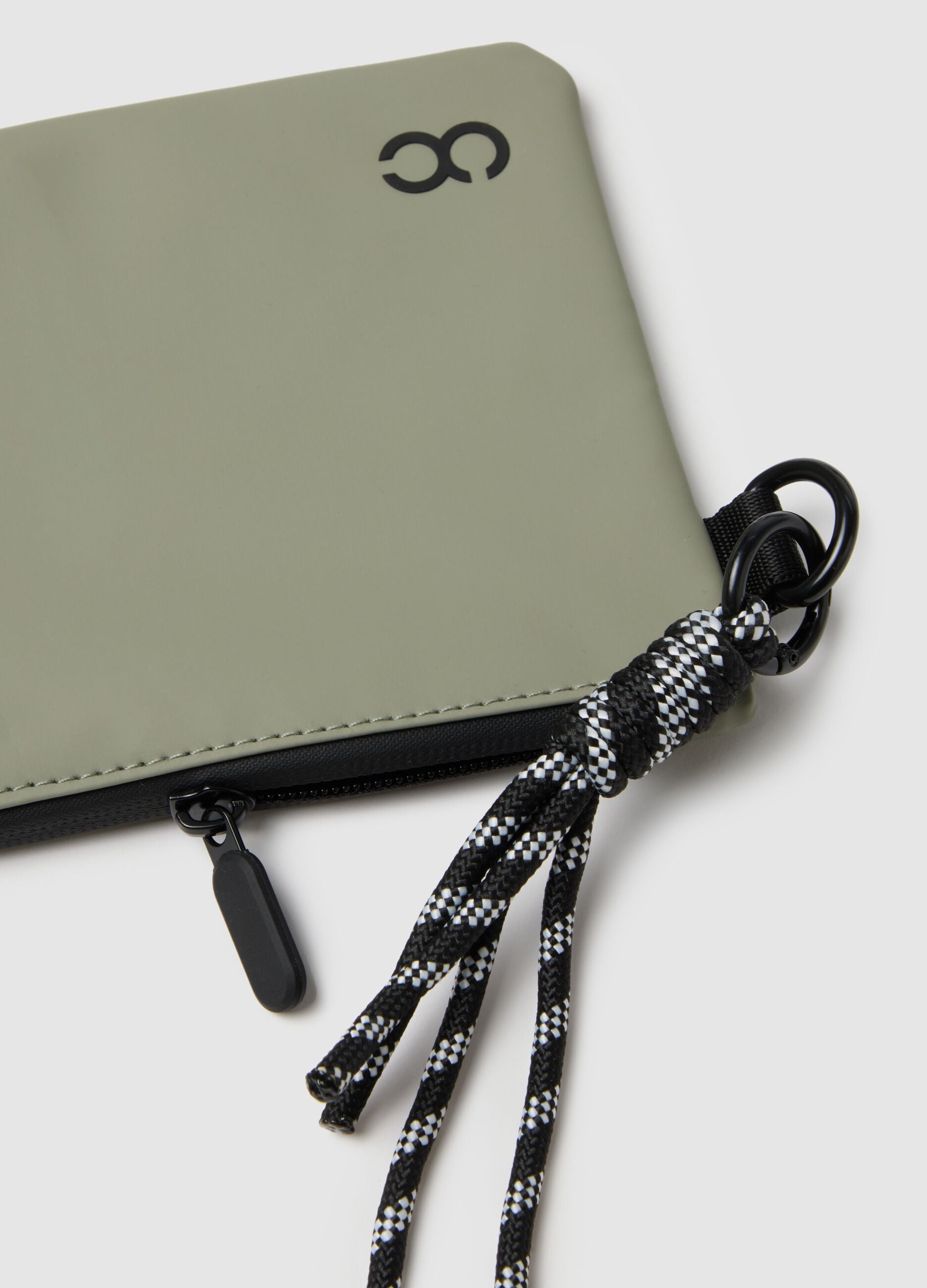 Green wallet with zip and braided details