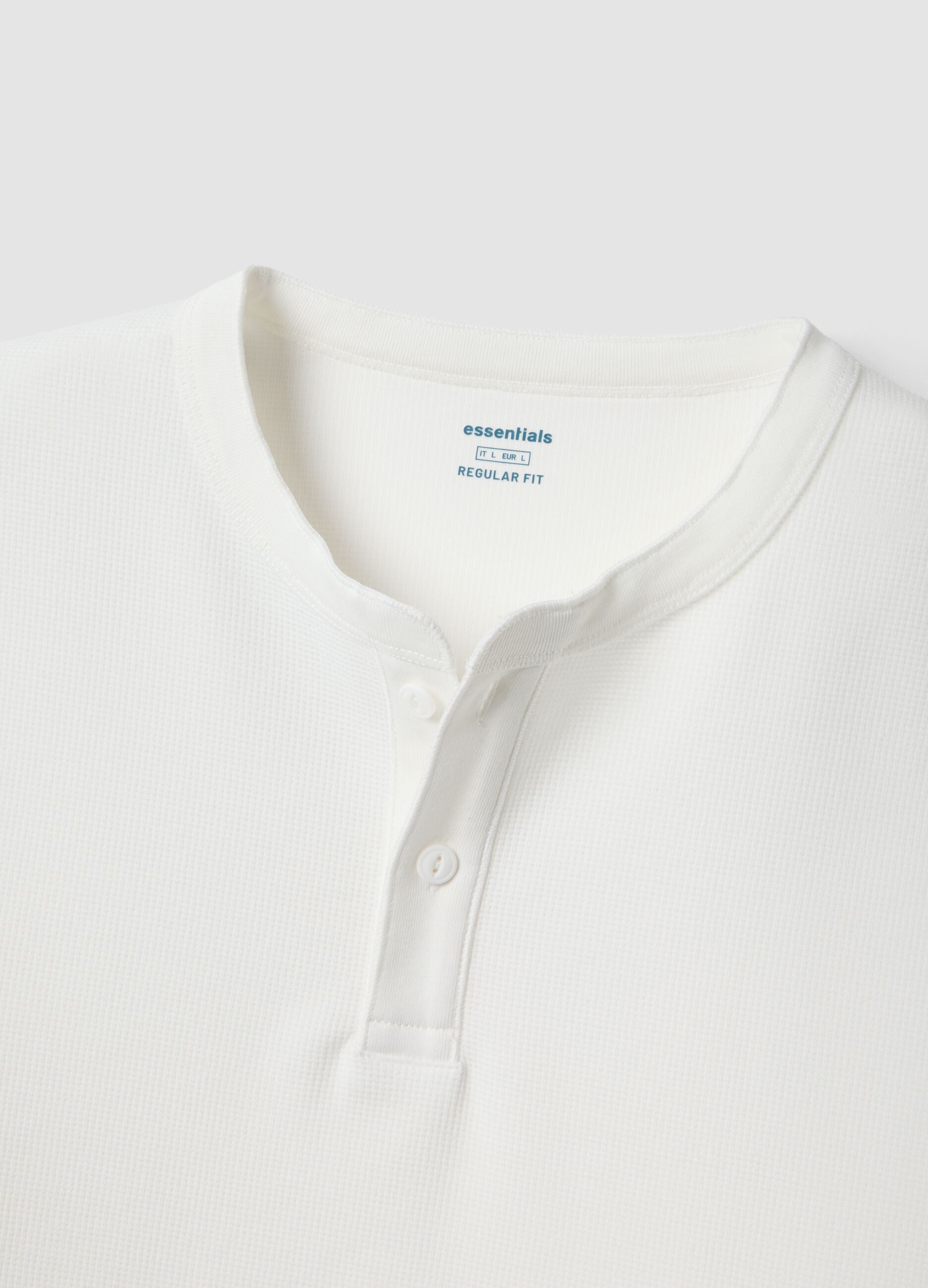White short sleeve T-shirt regular fit with henley collar