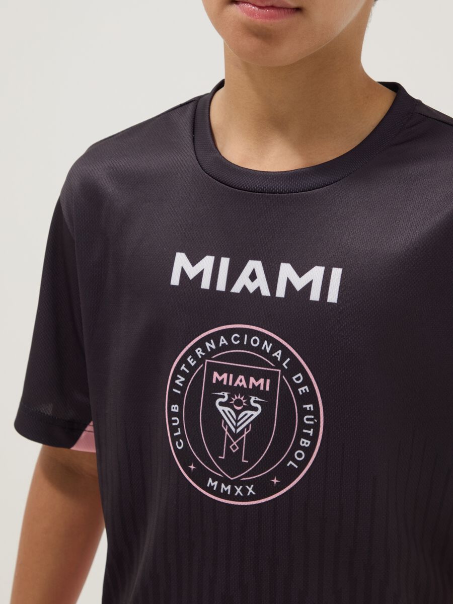 Black short-sleeve T-shirt with pink details, regular fit_2