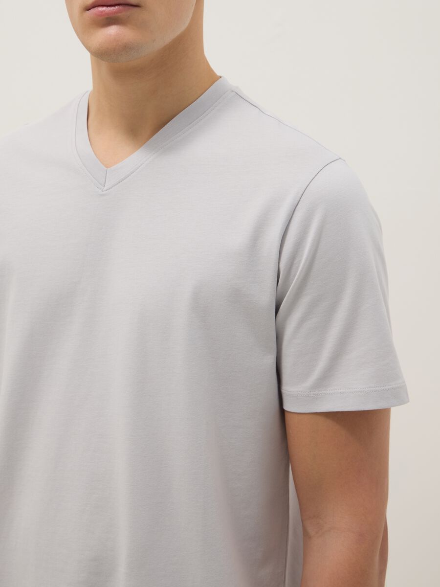 Grey pure cotton regular fit V-neck T-shirt_3