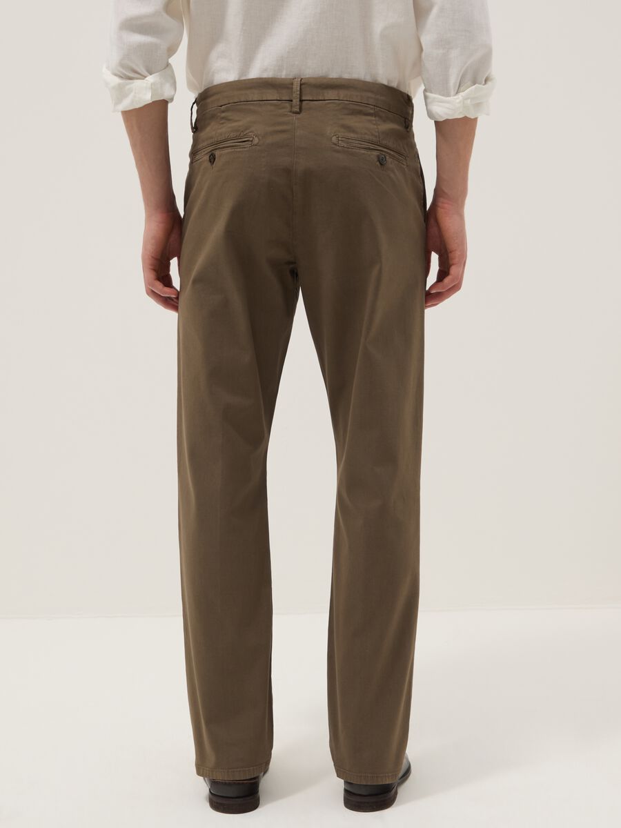 Pantaloni chino marroni in cotone elasticizzato regular fit_2