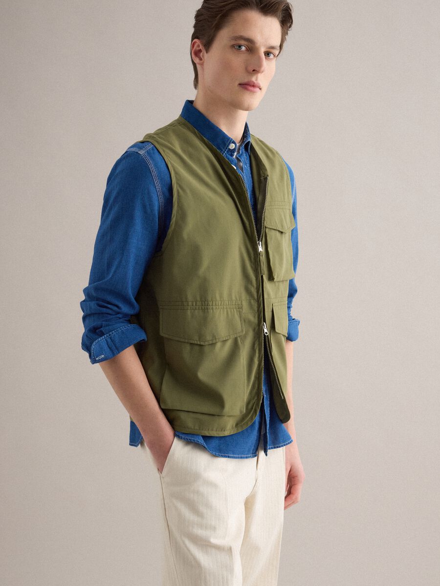 Regular fit green gilet with zip and front pockets_0