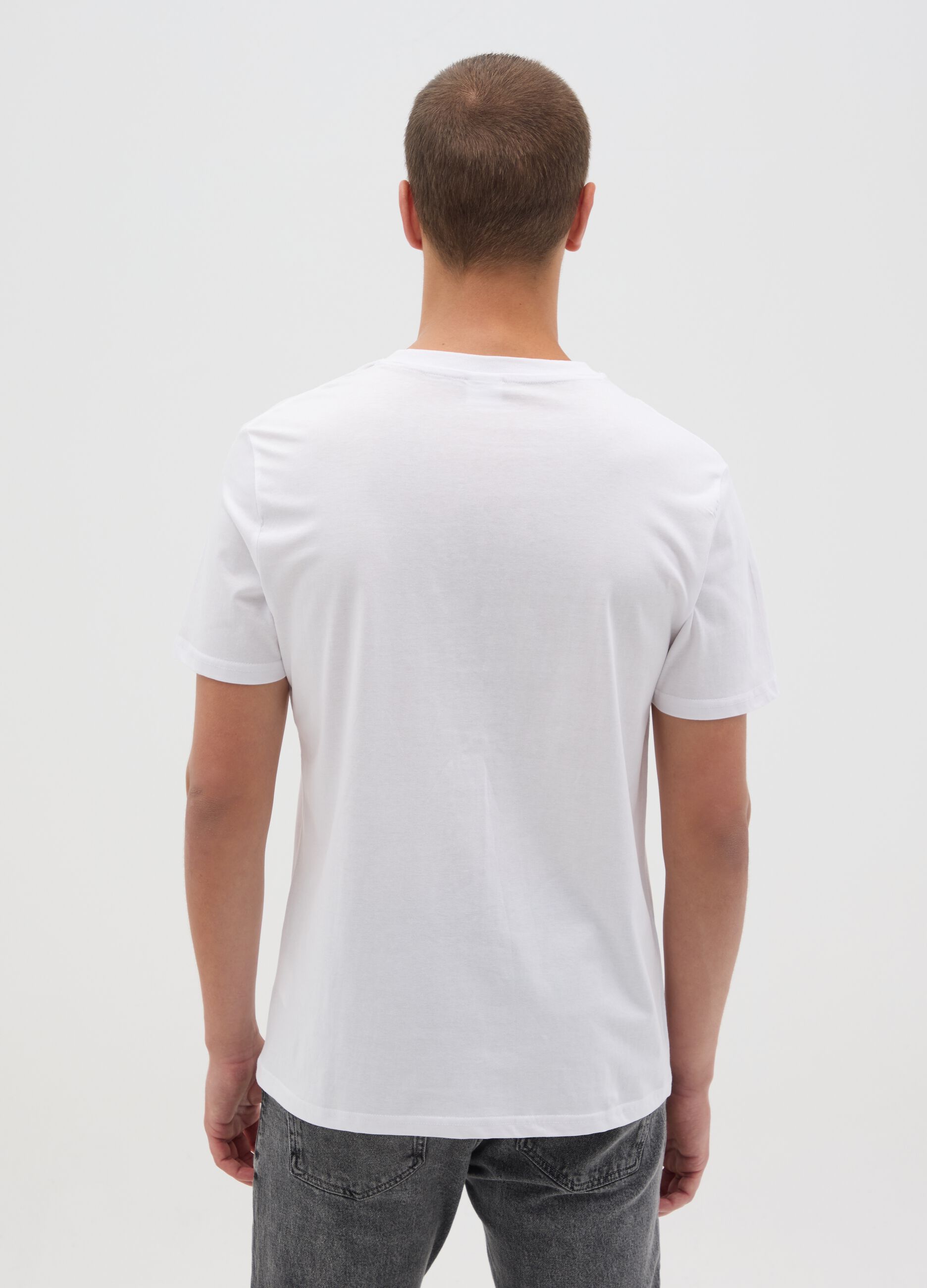 Men&rsquo;s white regular-fit T-shirt in 100% cotton with black print