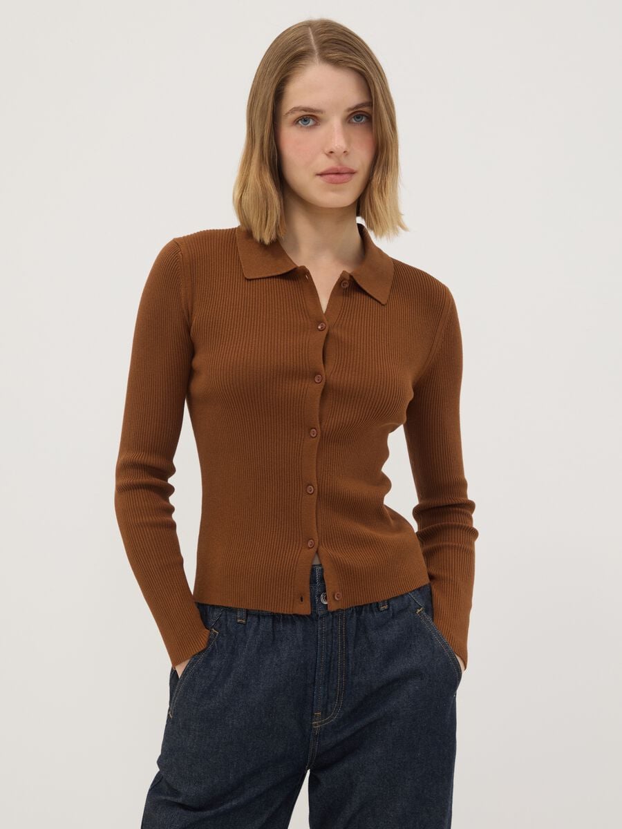 Cardigan fitted marrone a coste in misto viscosa con colletto polo_0