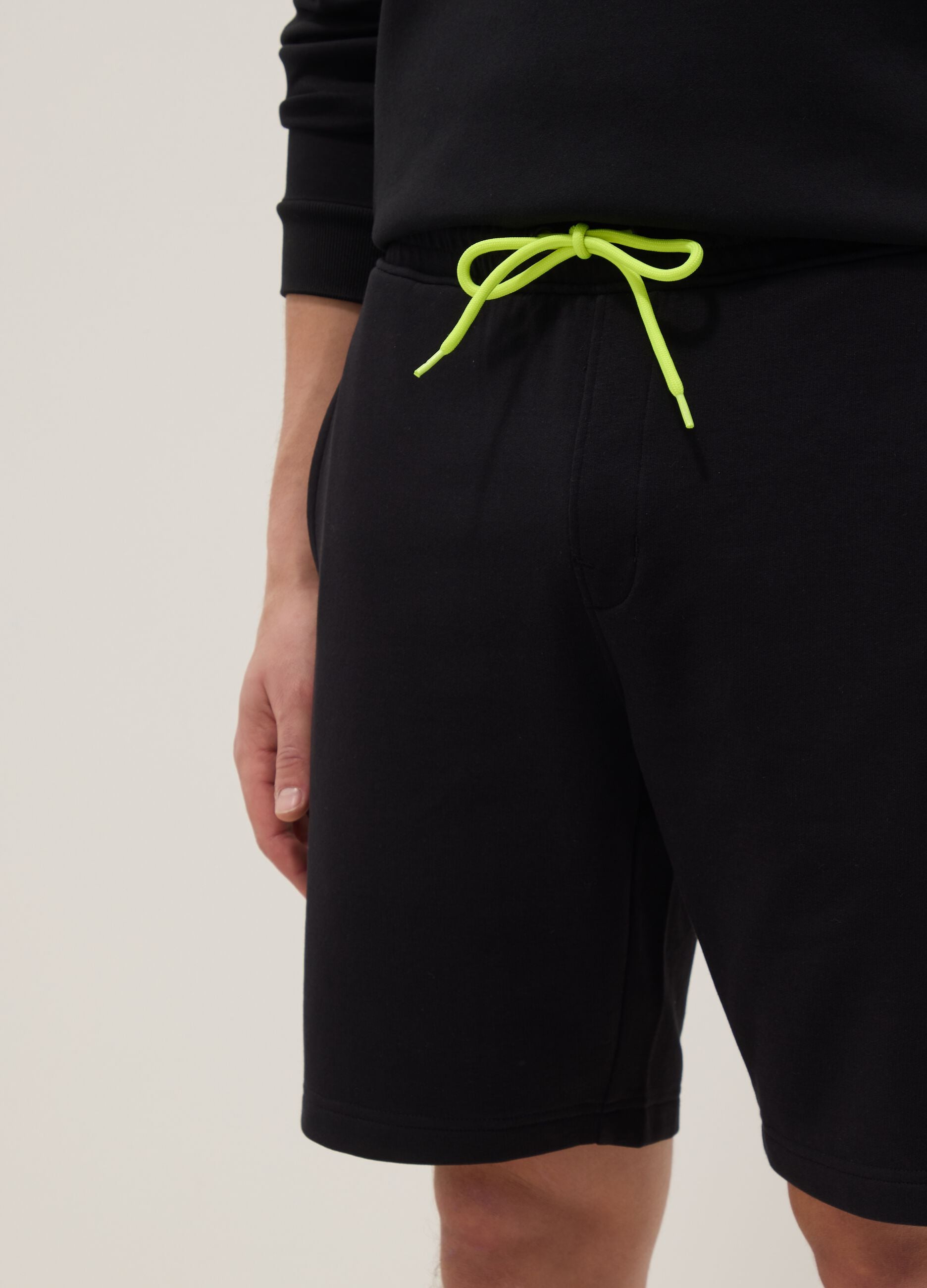 Bermuda neri in misto cotone con vita elasticizzata regular fit
