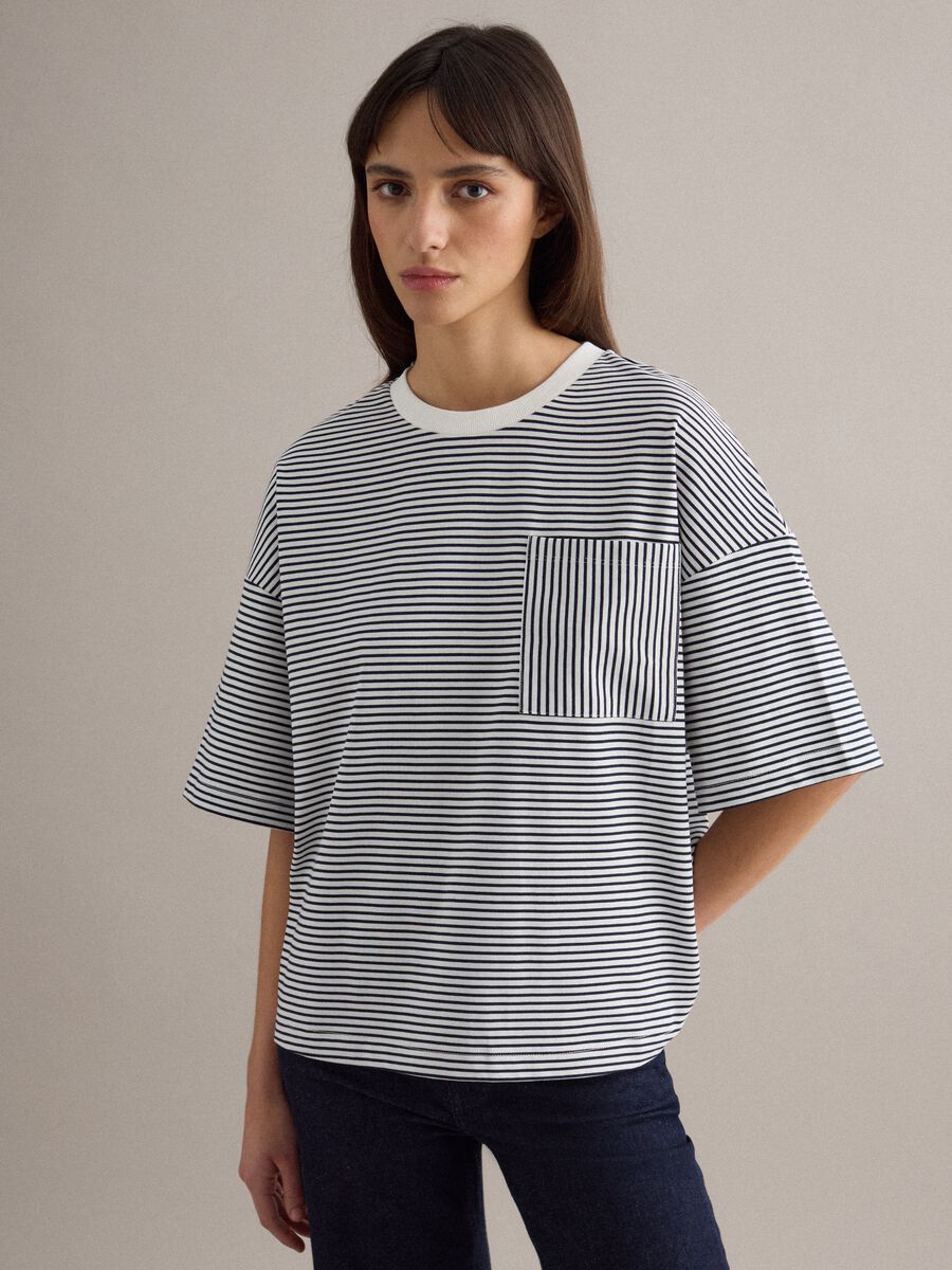 T-shirt in misto cotone a righe multicolor regular fit con tasca_0