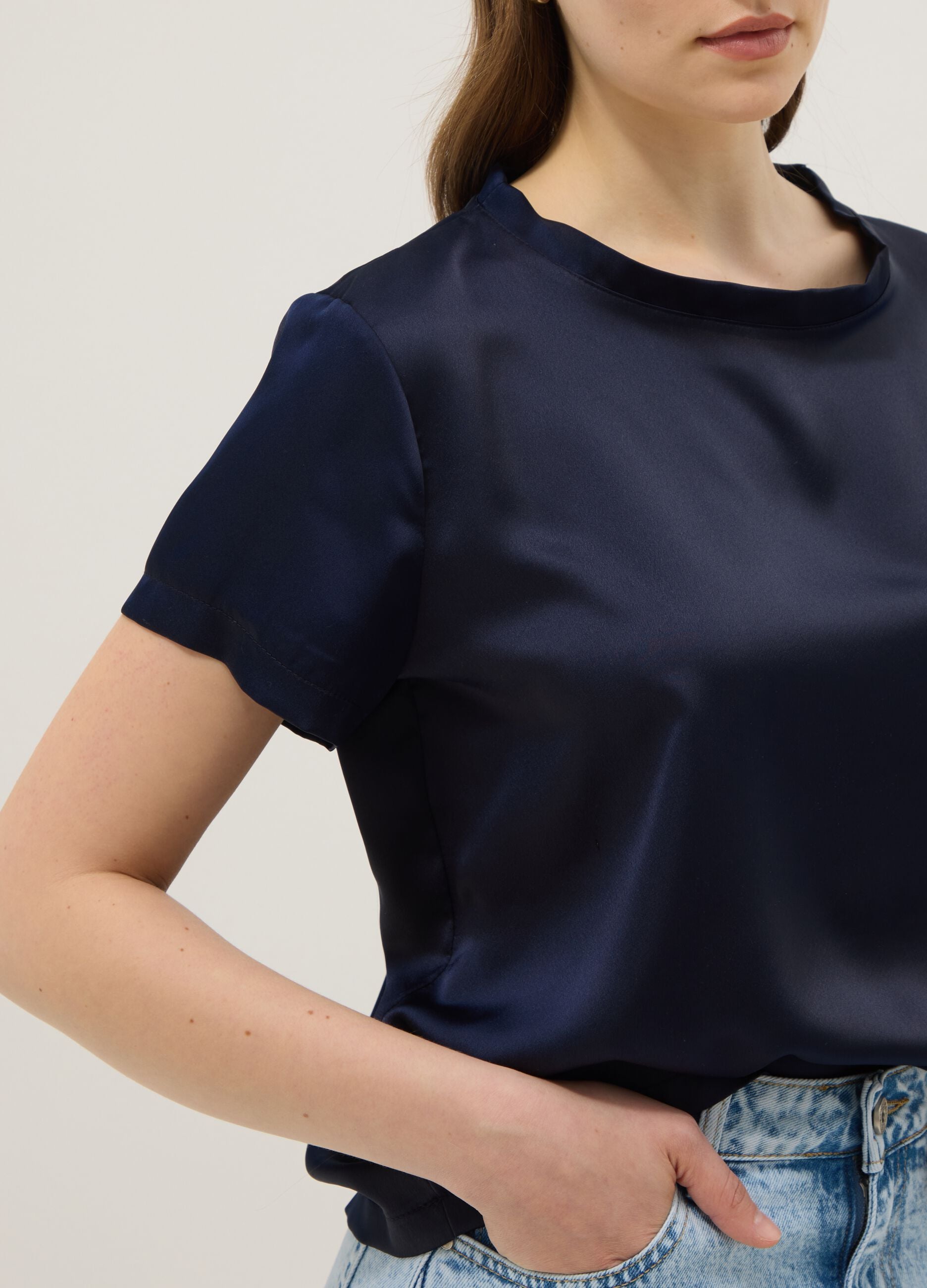 Blue short-sleeve T-shirt with soft neckline, regular fit