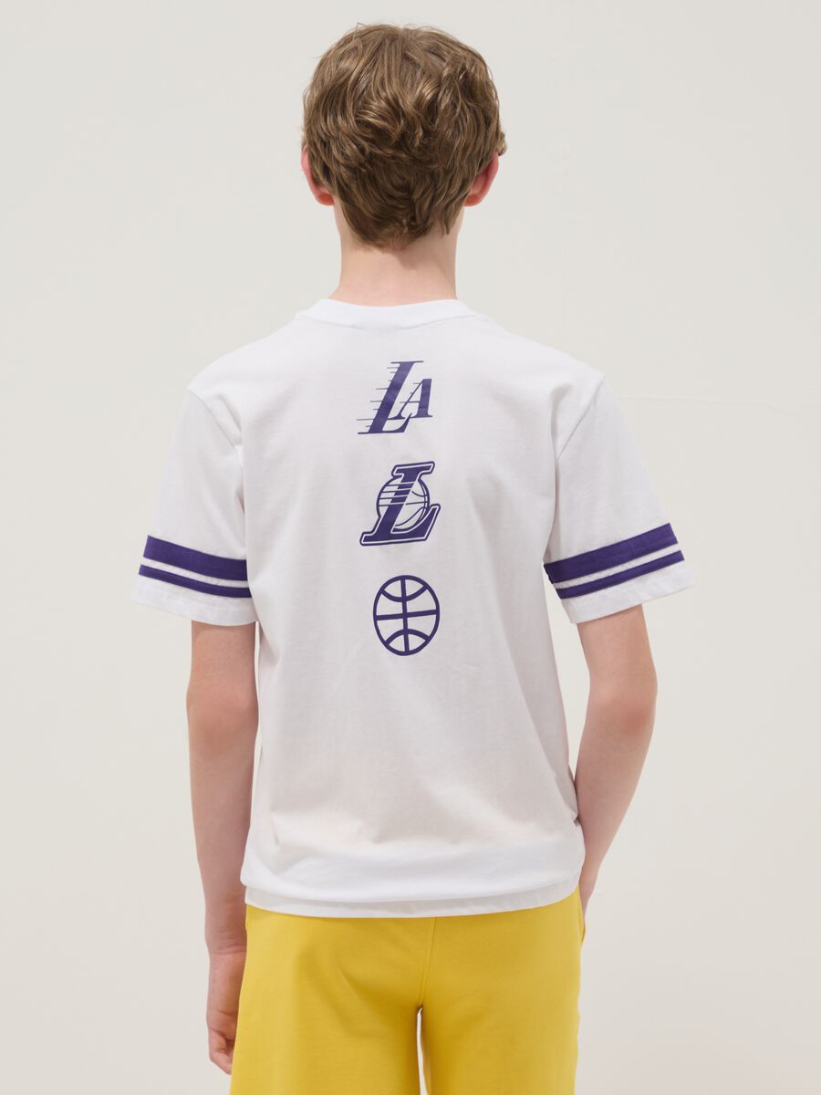 T-shirt in puro cotone bianca da ragazzo relaxed fit con stampe Lakers_1