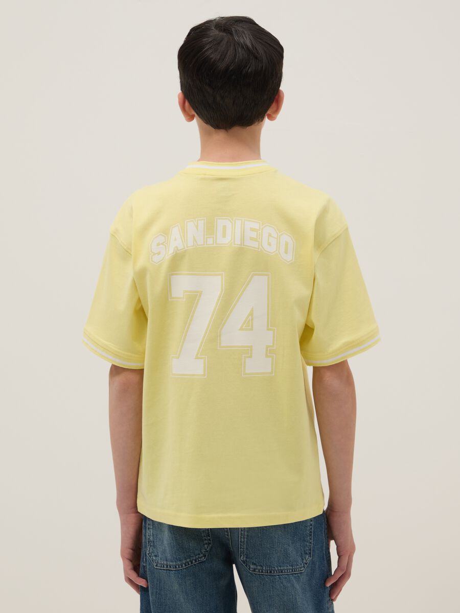 T-shirt in puro cotone gialla da ragazzo relaxed fit con numero_1