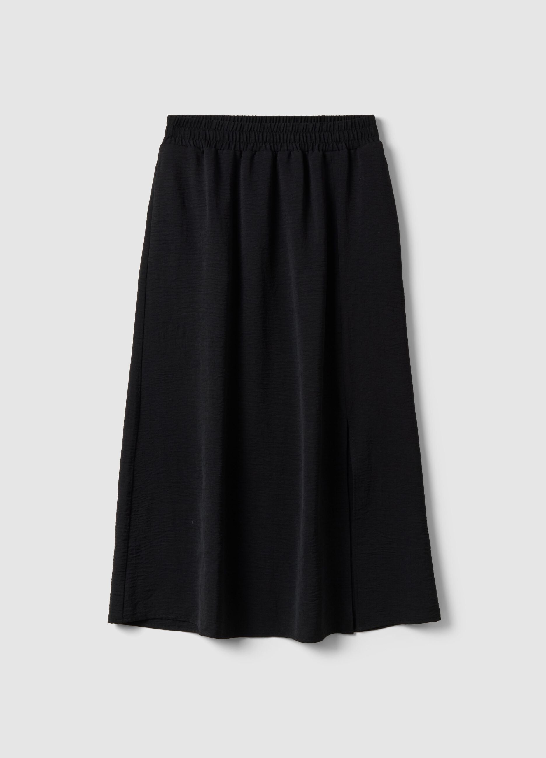 Black long skirt with regular fit, elasticated waist and slit