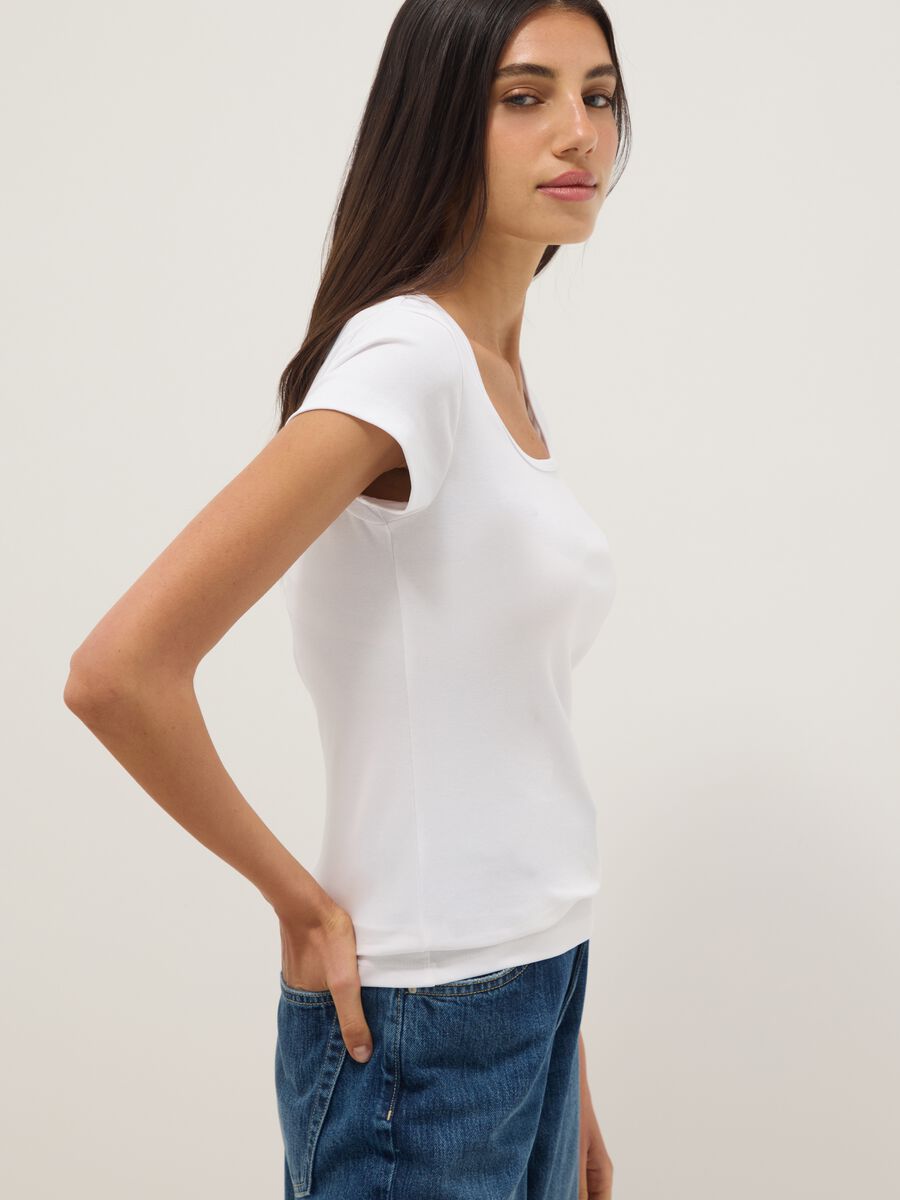 T-shirt fitted in cotone elasticizzato bianca con scollo quadrato_0