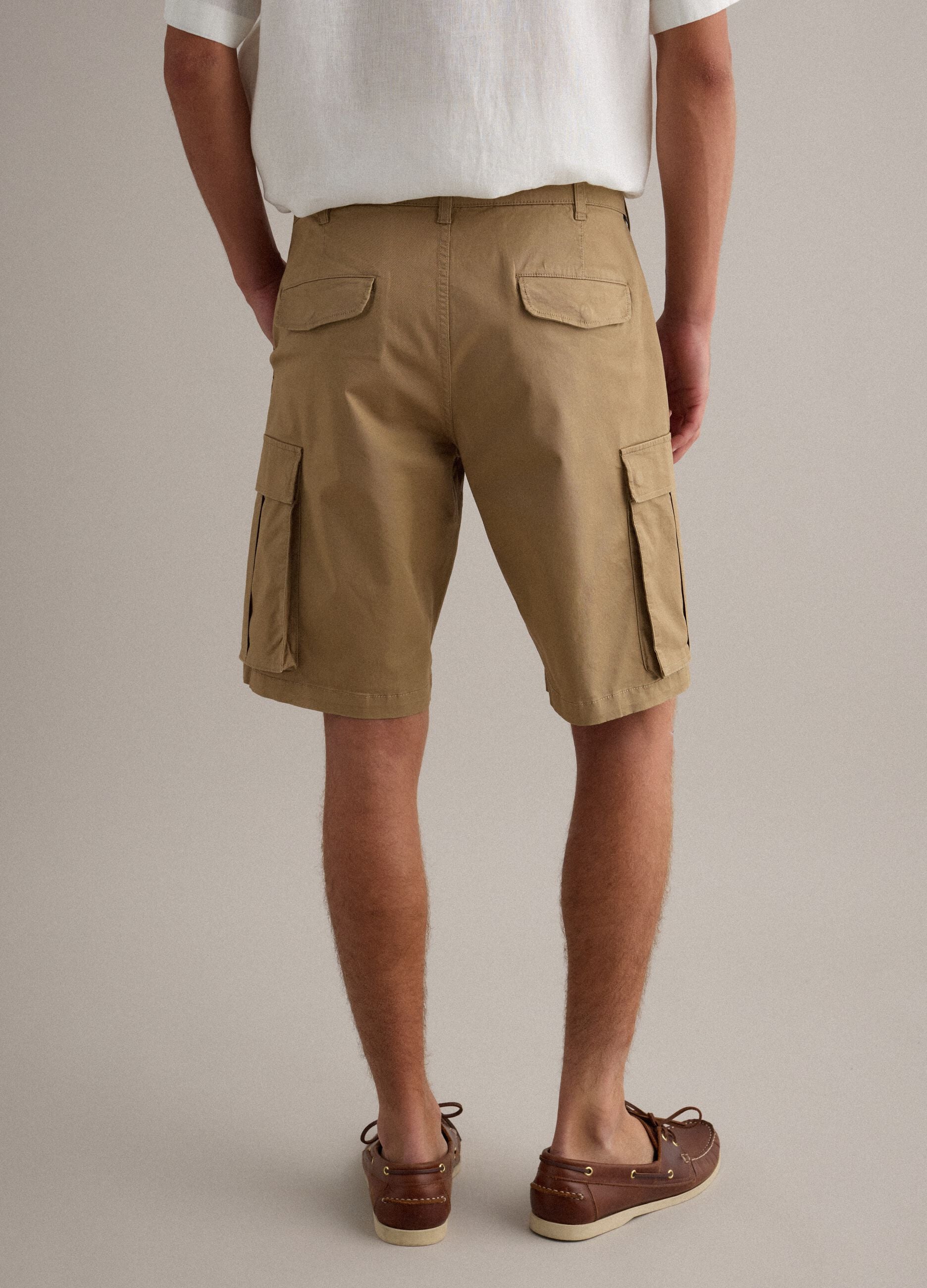 Beige stretch cotton cargo shorts, regular fit