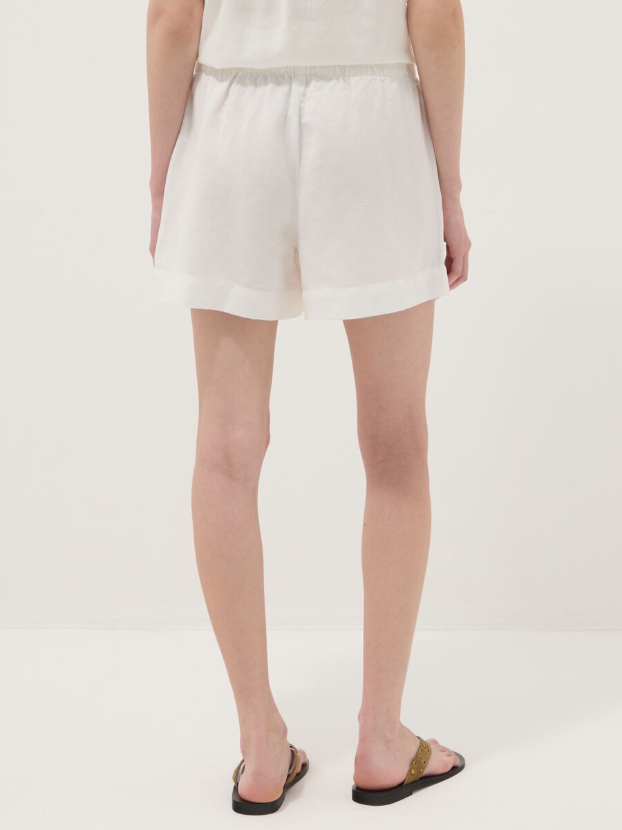White linen-viscose blend shorts with elasticated waist, regular fit_2