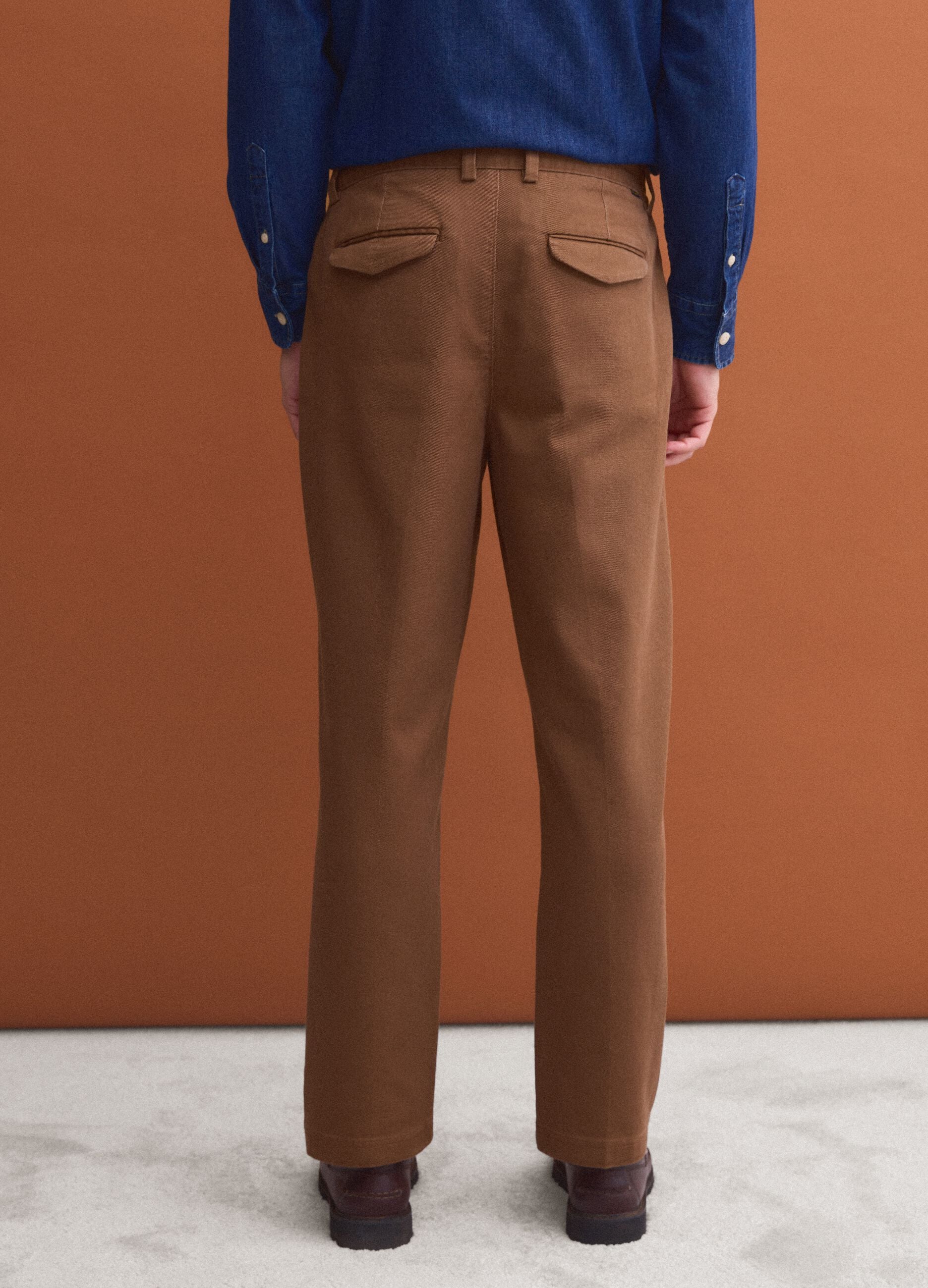 Pantaloni chino marroni in cotone elasticizzato straight fit