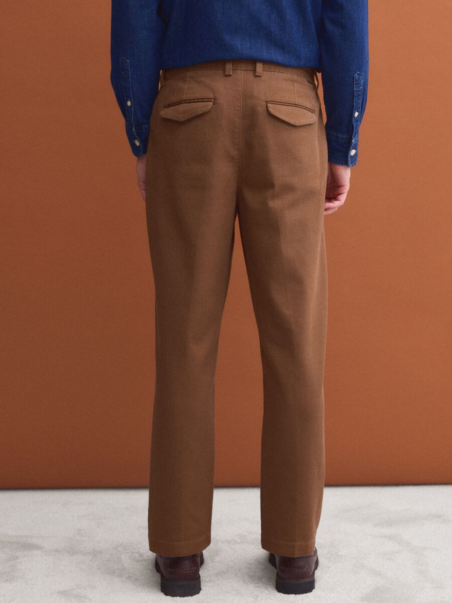 Pantaloni chino marroni in cotone elasticizzato straight fit_2