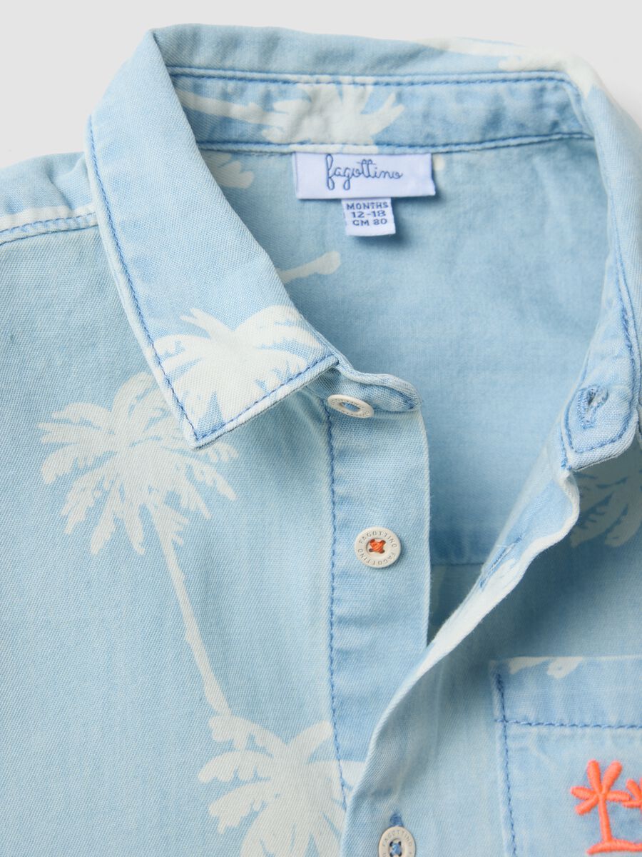 Camicetta in puro cotone denim azzurra da bimbo regular fit con palme_3