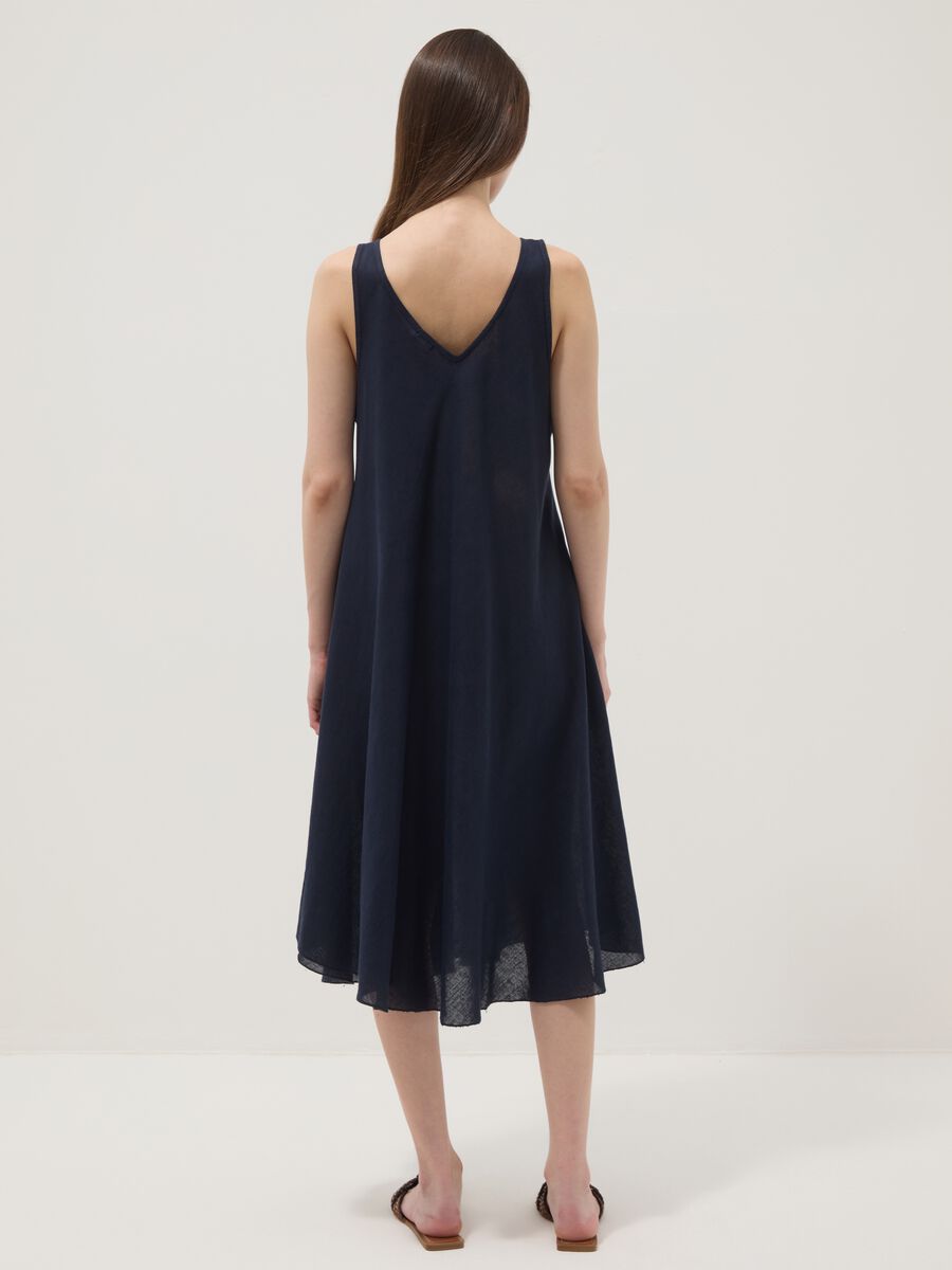 Blue linen-viscose blend midi dress with V-neck and regular fit_3