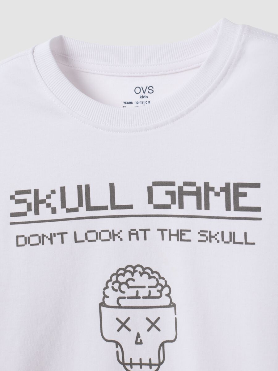 T-shirt bianca in puro cotone organico con girocollo e stampa teschio per ragazzo_1