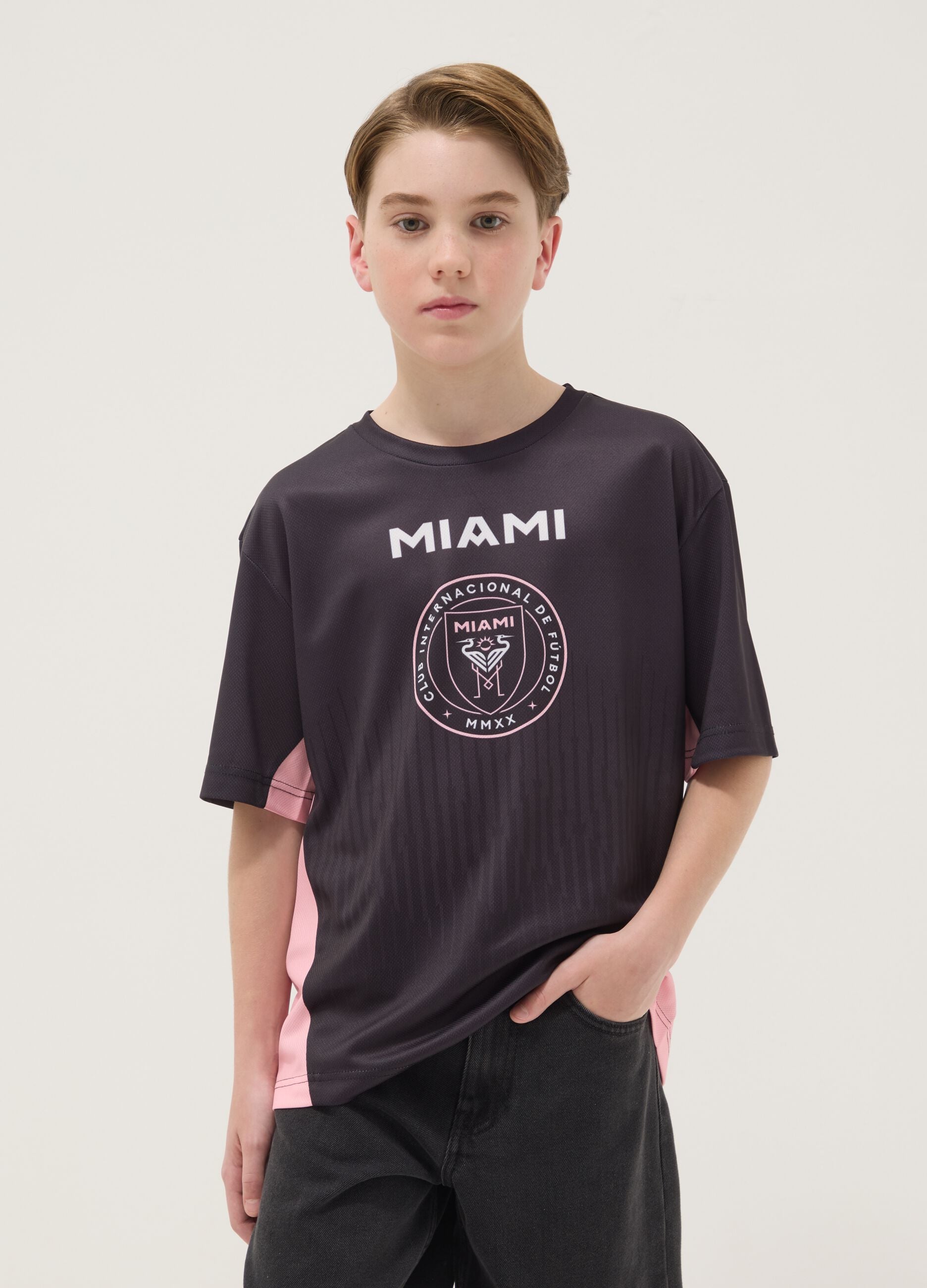 Black short-sleeved T-shirt with sporty print, regular fit