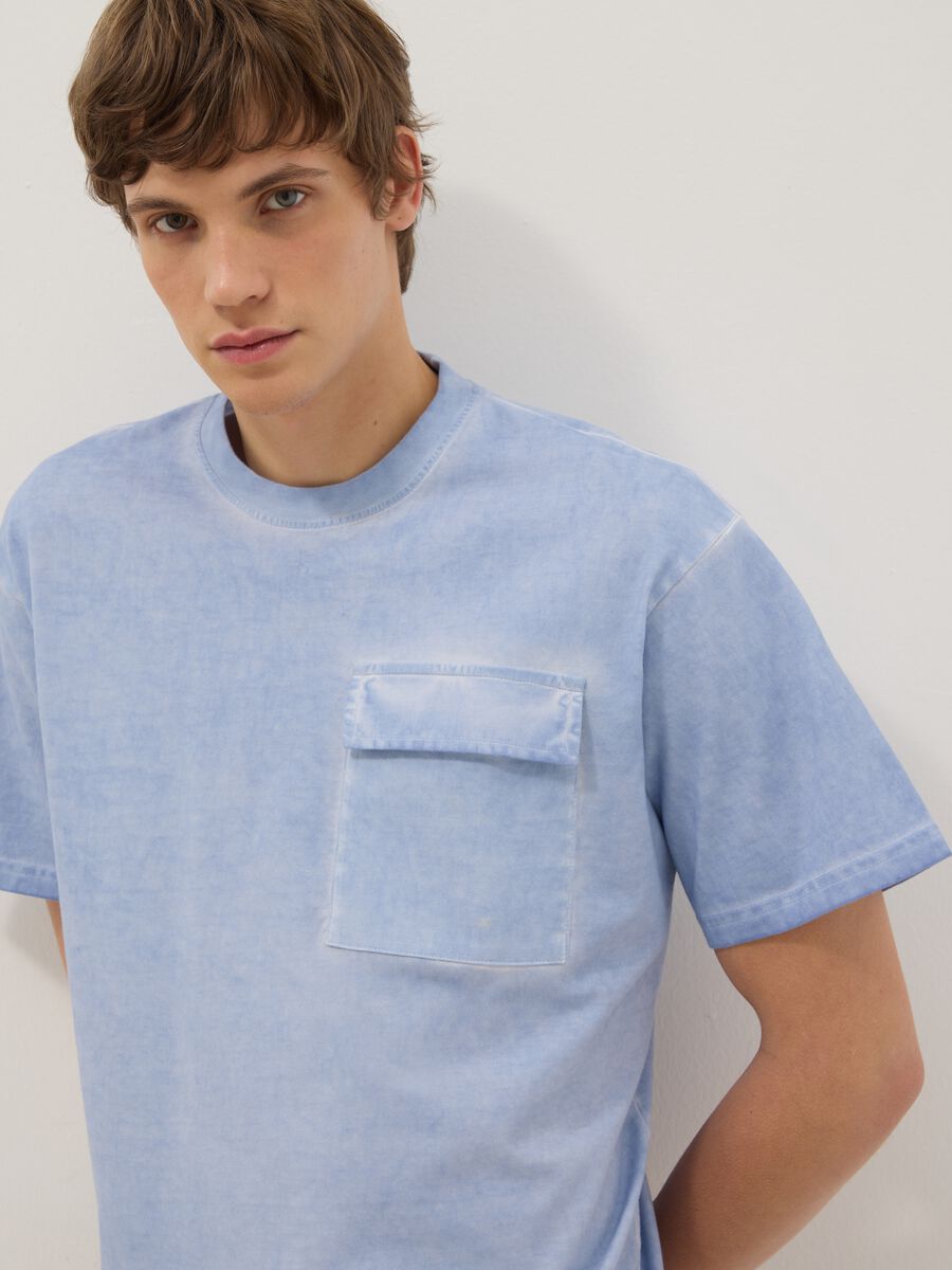 T-shirt in puro cotone azzurro regular fit con tasca_1