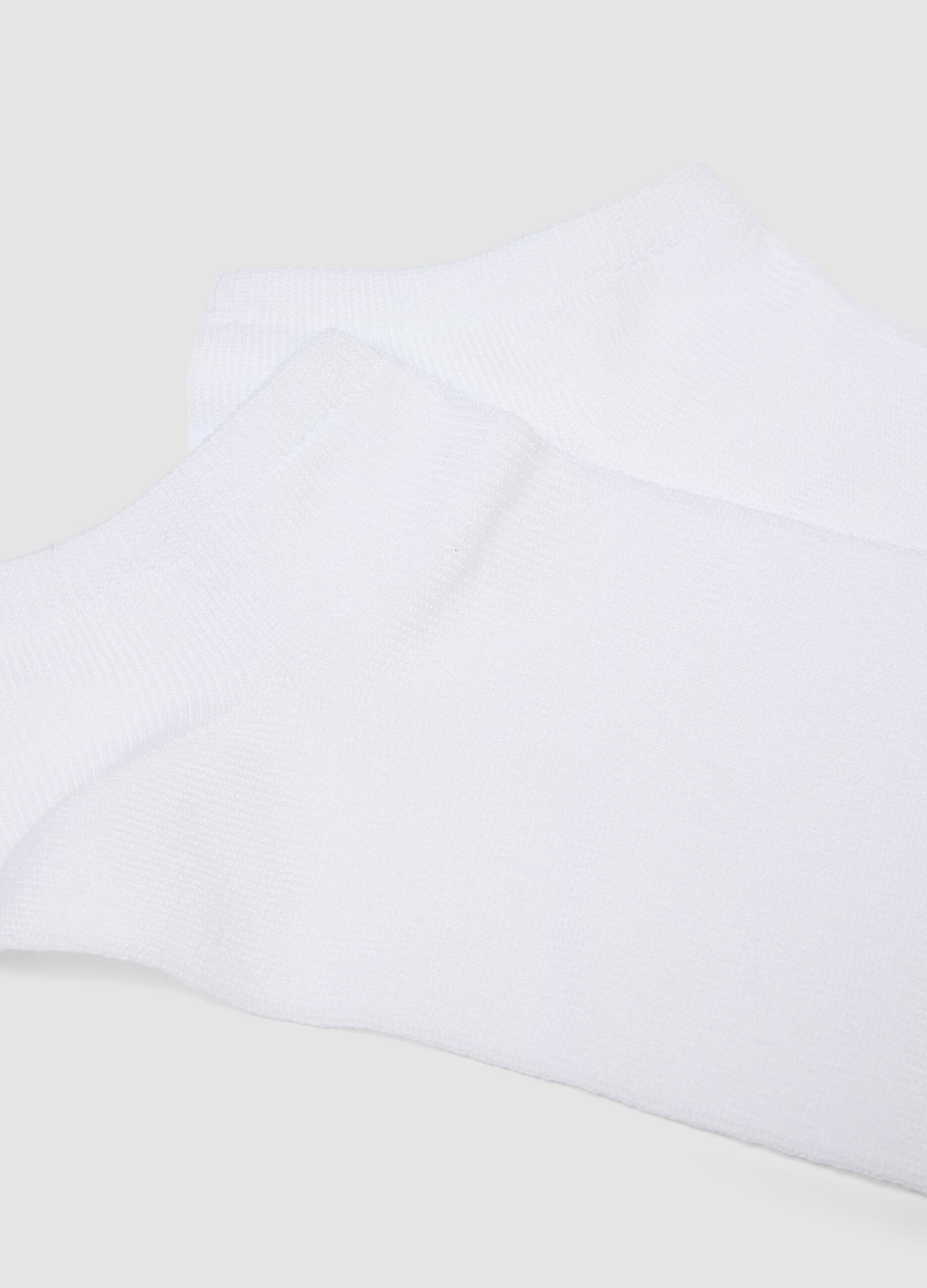 3-pack of white ankle sports socks in stretch organic cotton