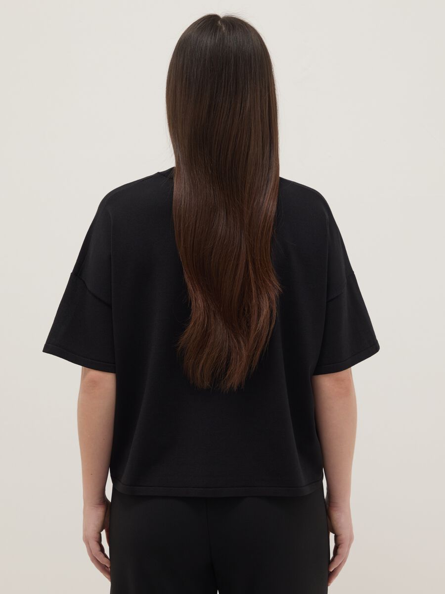 Black oversized crop top with round neckline_2
