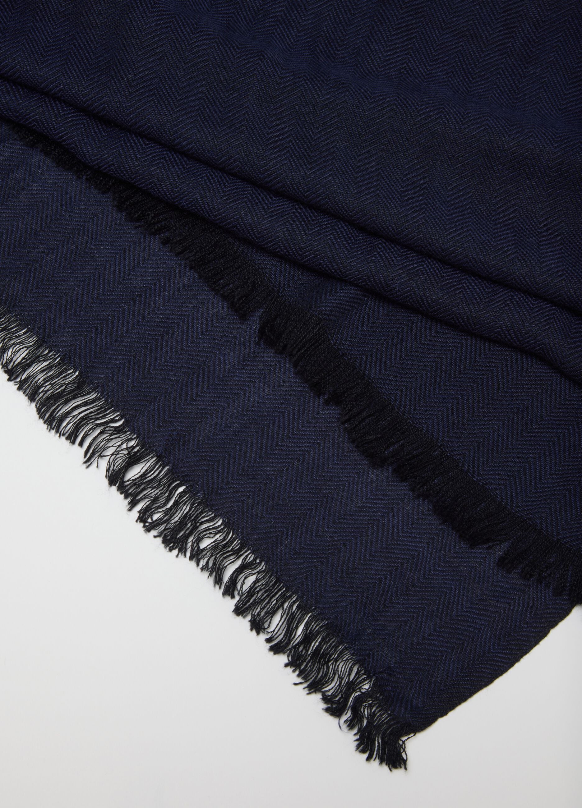Sciarpa in pura viscosa blu con frange