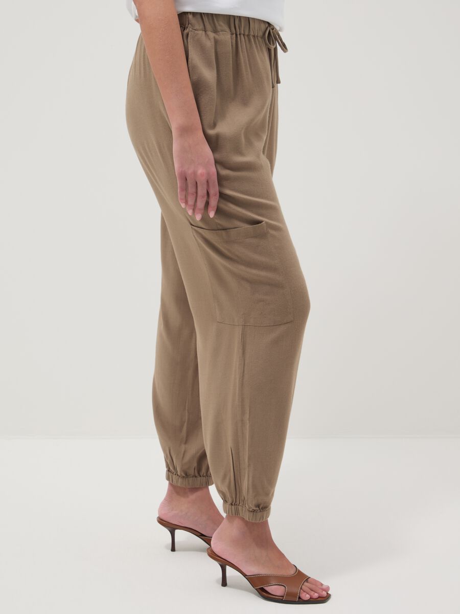 Brown viscose-linen blend jogger trousers, regular fit_3