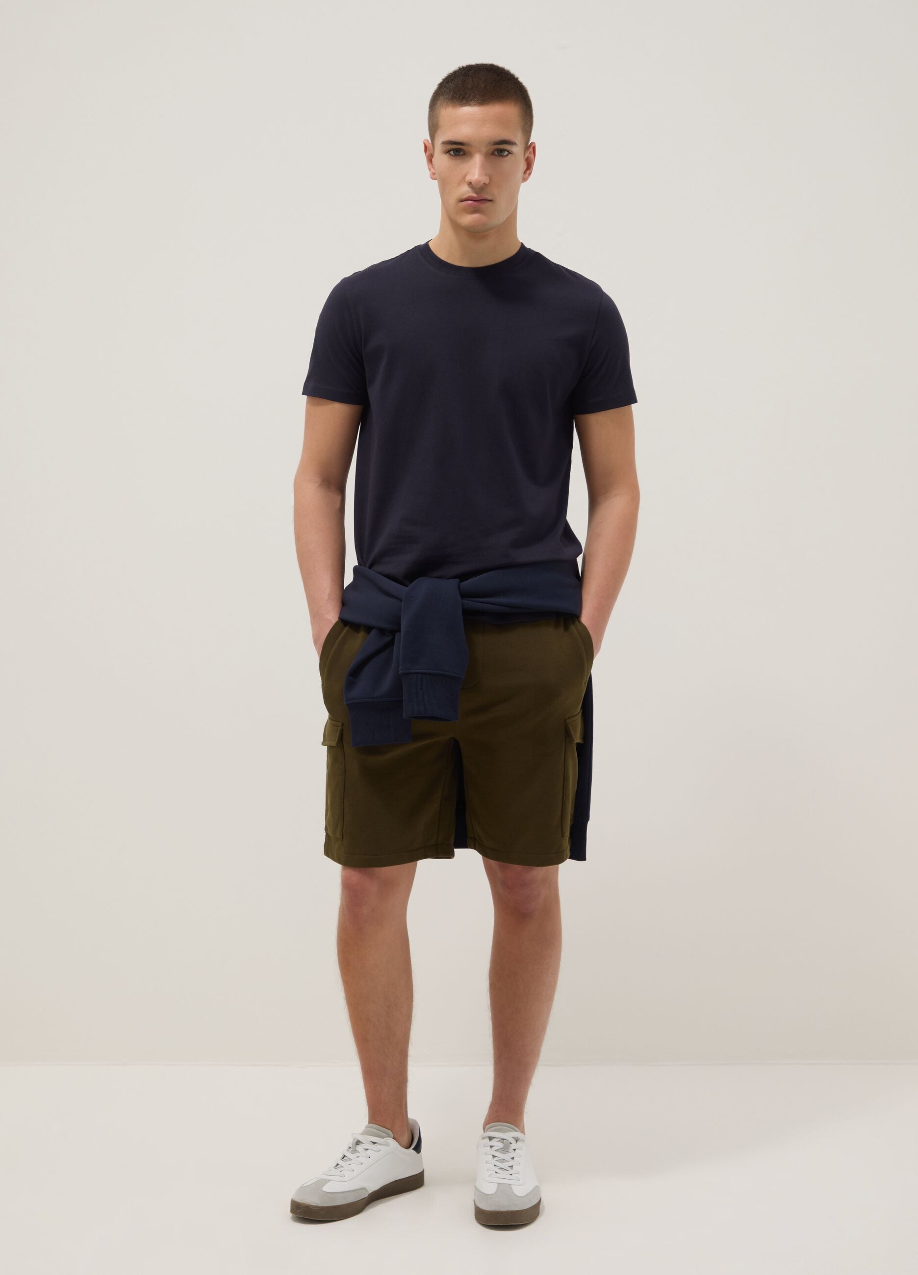 Green cotton-blend cargo shorts with pockets, relaxed fit