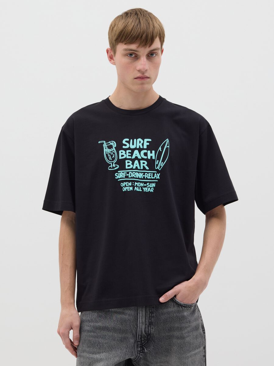 Men&rsquo;s black boxy-fit T-shirt in 100% cotton with Surf Beach Bar print_0
