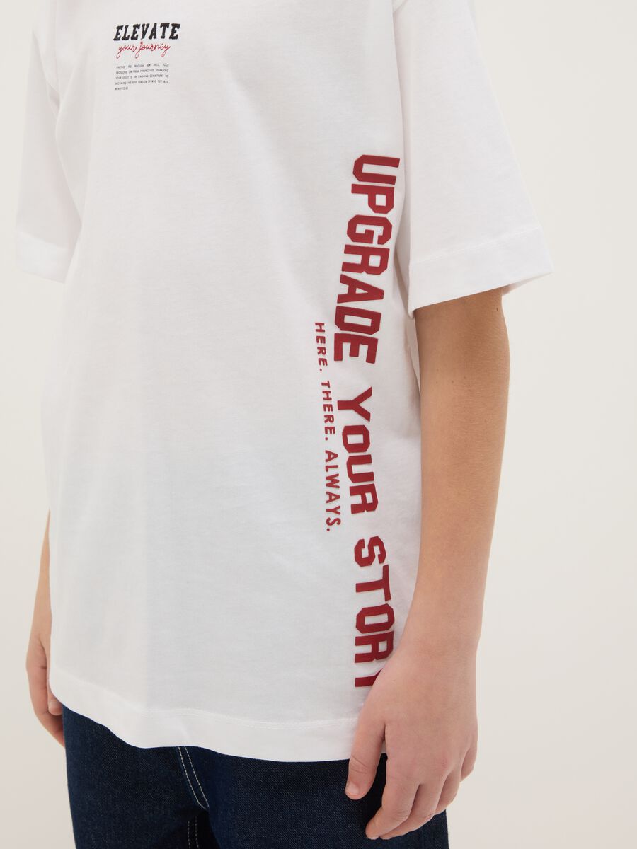 T-shirt in puro cotone bianco da ragazzo relaxed fit con stampa_2