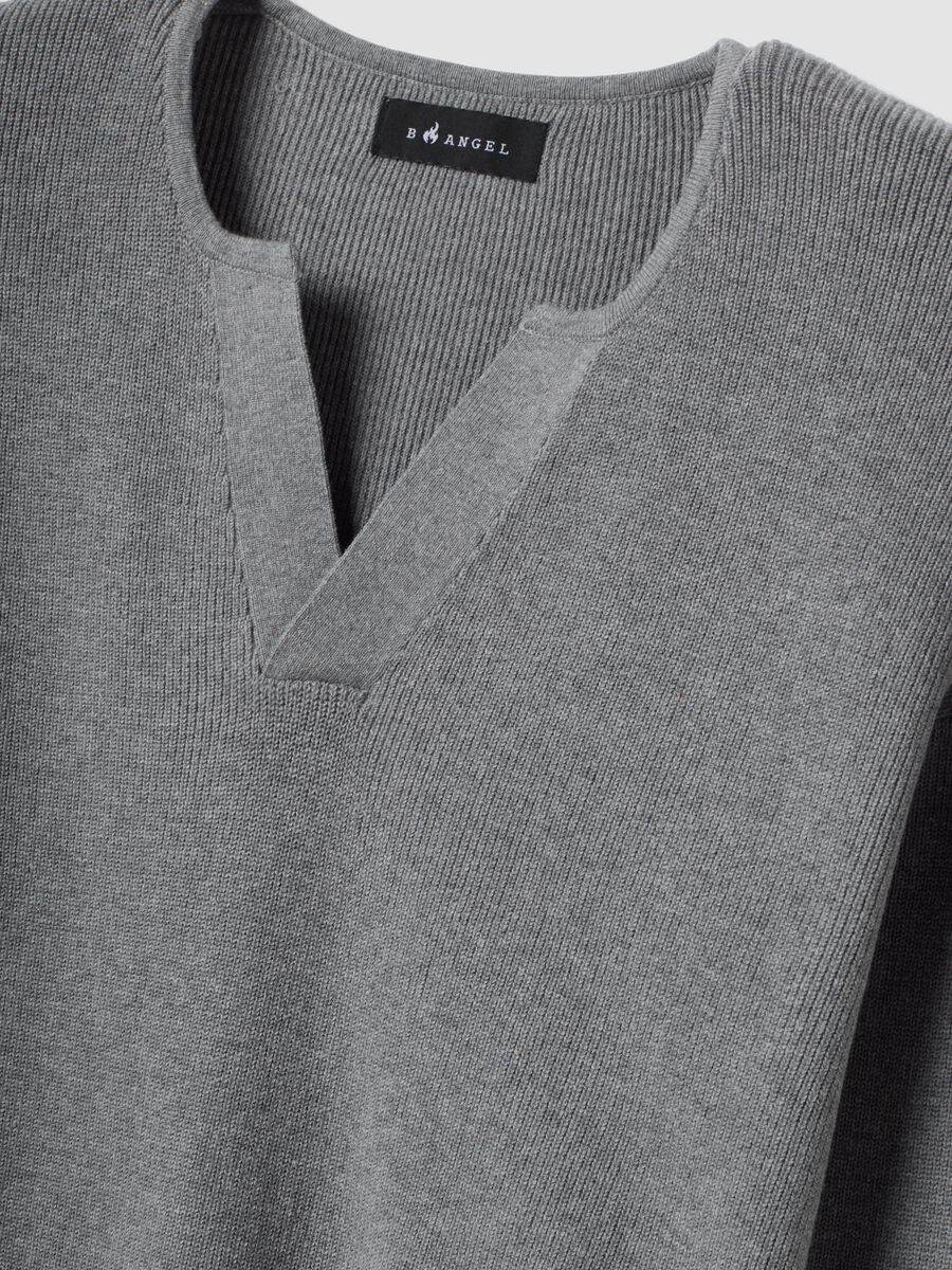 Maglia grigia in misto cotone con scollo serafino regular fit_1