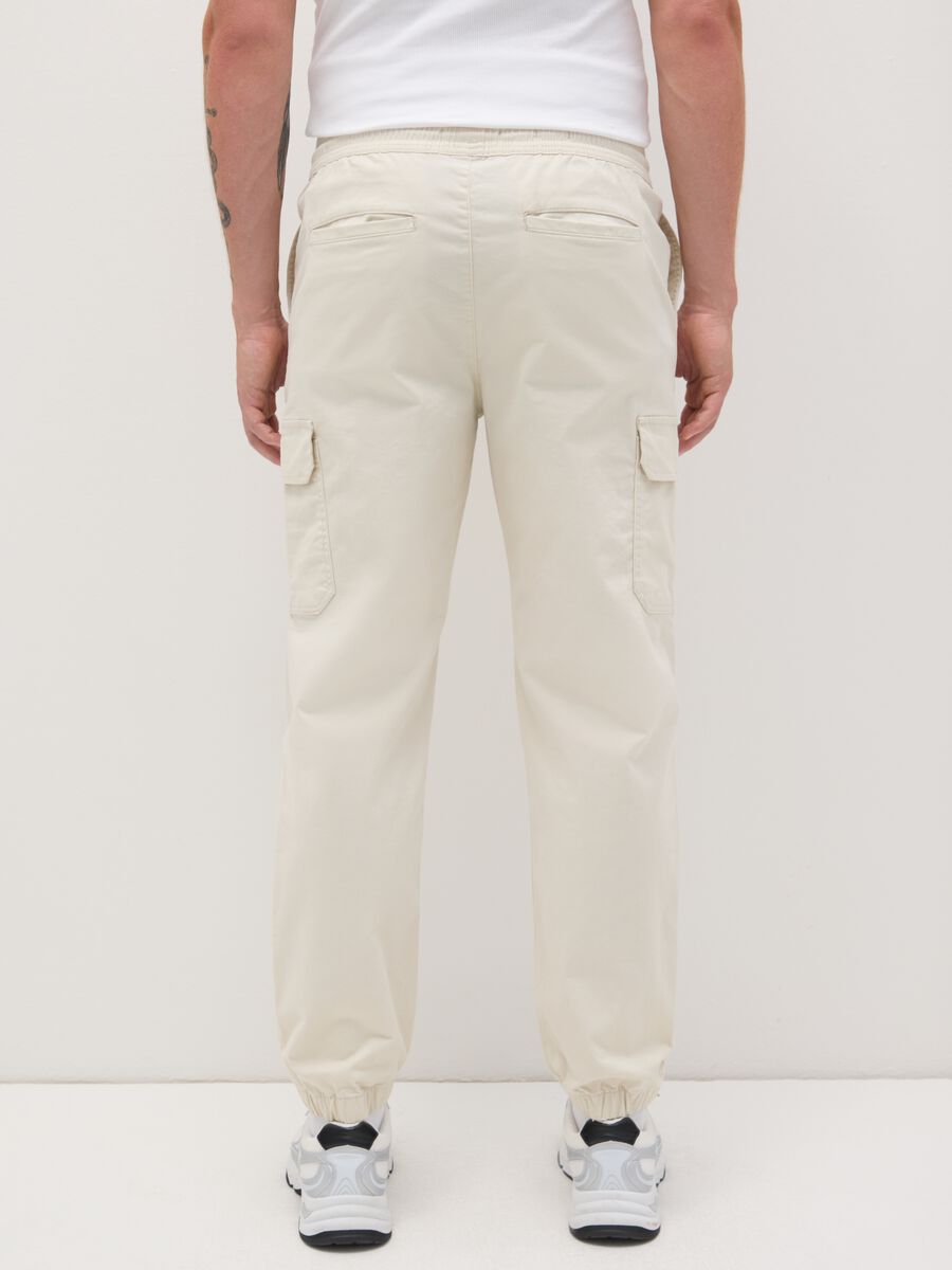 Men&rsquo;s cargo trousers in beige stretch cotton with regular fit_3