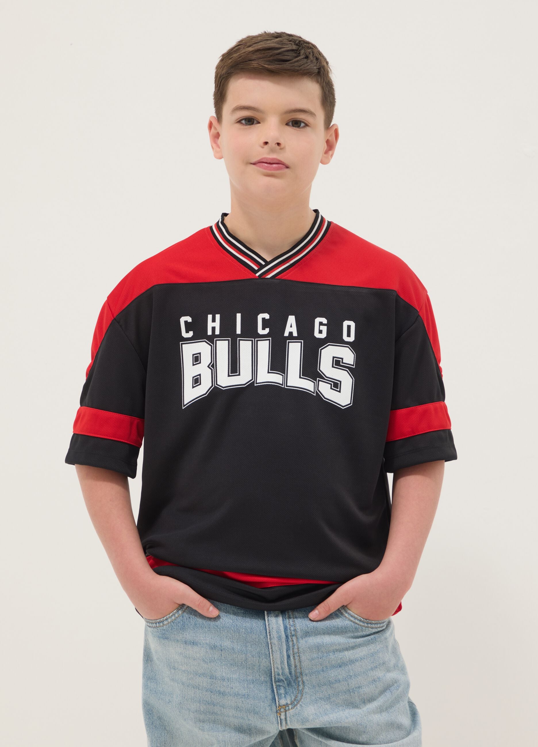 Black and red Chicago Bulls logo T-shirt for kids