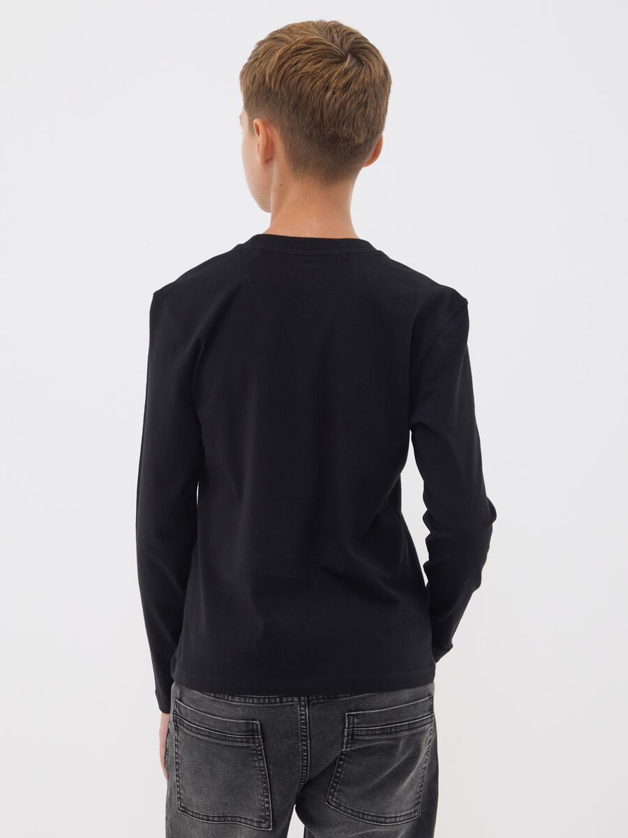 T-shirt nera in puro cotone organico con girocollo e stampa teschio per ragazzo_2