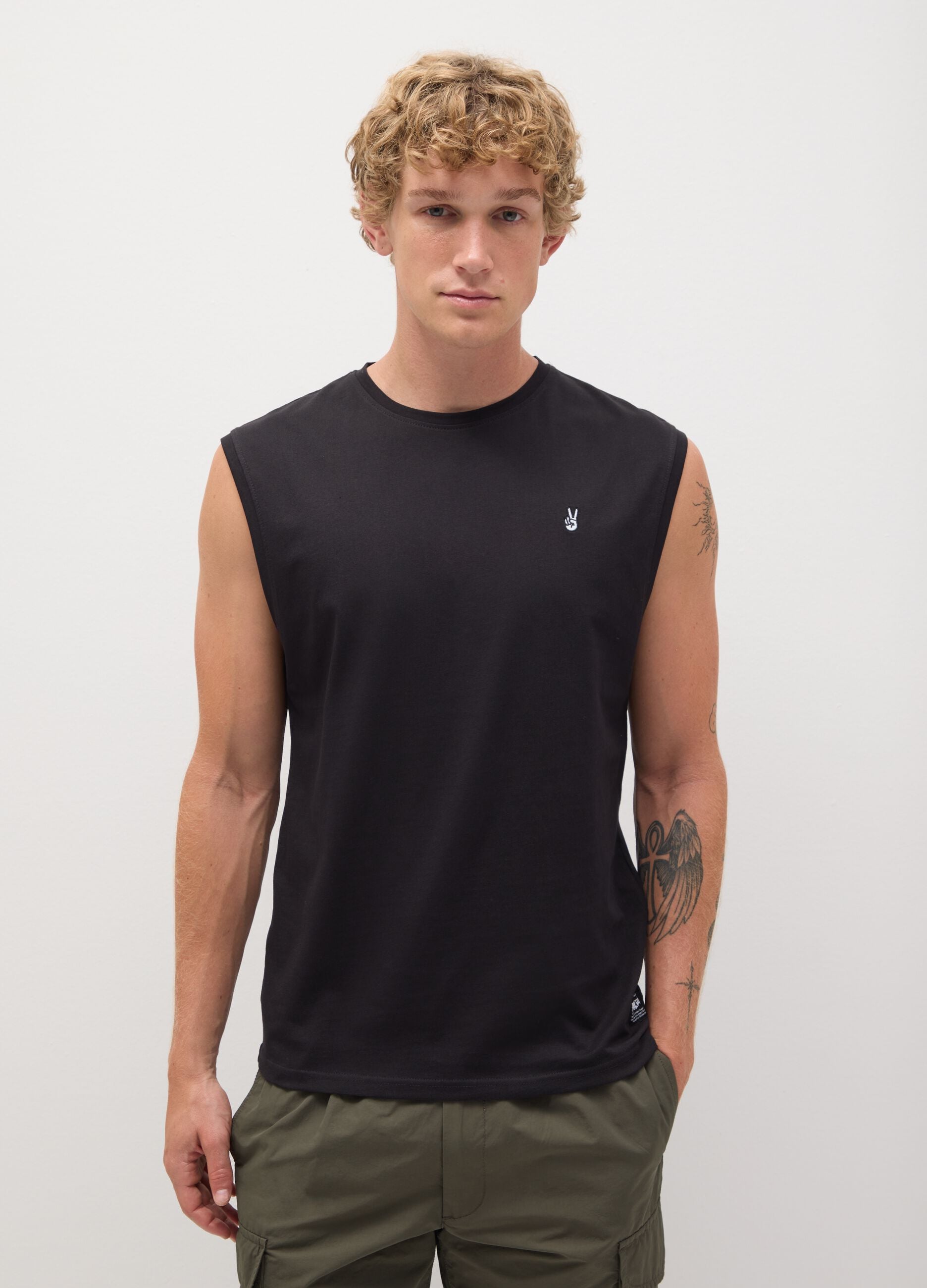 Men&rsquo;s black regular-fit vest top in 100% cotton with embroidery