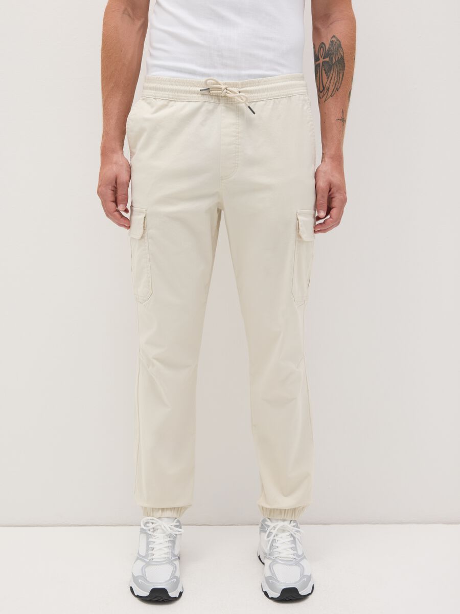 Men&rsquo;s cargo trousers in beige stretch cotton with regular fit_1