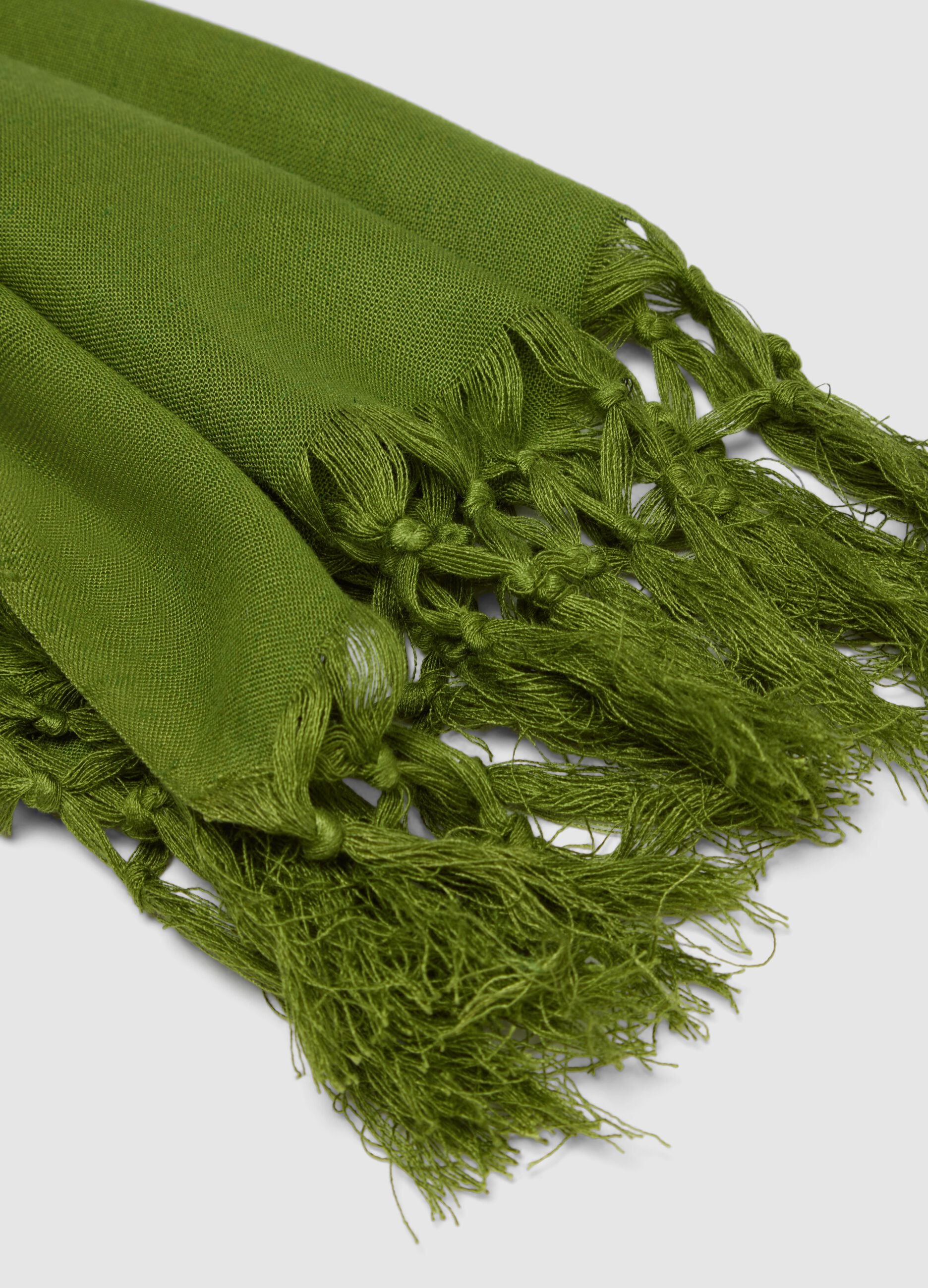 Green viscose and linen blend scarf with fringes