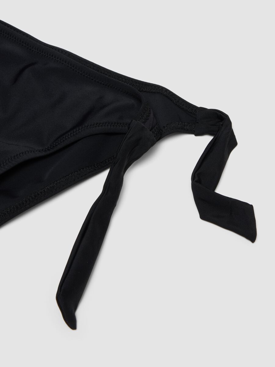 Bikini nero a triangolo in tessuto elasticizzato con volant_3