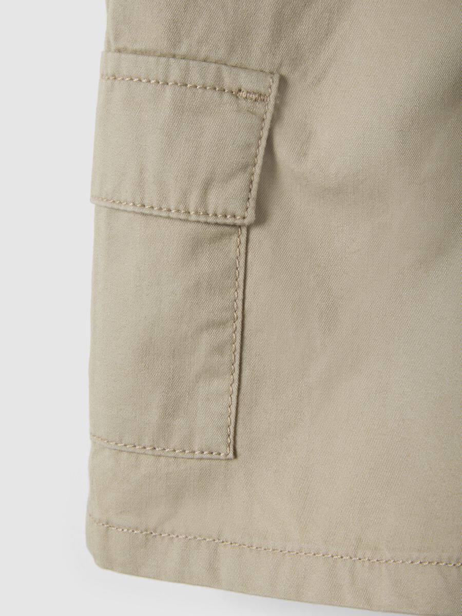 Beige cotton cargo shorts for kids regular fit_3